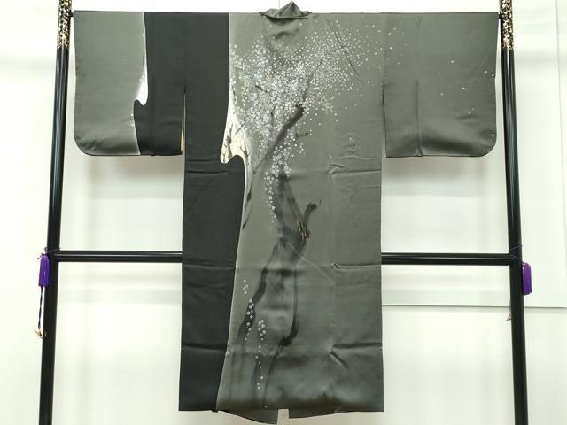 ■■■　サイズ　■■■ 身丈 124cm（肩から） 裄丈 68cm 袖丈 47.5cm 袖幅 34.5cm 前幅 25cm 後幅 30cm 裄 お袖側 約 1cm　身頃側 約 2cm ■■■　商品詳細　■■■ 【正絹】 状態は特に目立ったシミ汚れなどもなく大変良い状態です。 大変上質な極上の逸品になります。 お安く出品致しますので、是非この機会にいかがでしょうか？ ■■■　注意事項　■■■ ■モニター発色の具合により色合いが異なる場合がございます。 ■寸法は多少の誤差が生じる場合がございますのでご了承ください。 ■縫込みの長さが左右非対称の場合は短い部分を記載しております。 左右非対称であってもご返品・お値引き等の保証は出来かねますので、ご了承の上ご購入をお願い致します。 ■シミ等のチェックには注意を払っておりますが、見落としがある場合もございますし、個人の見解も様々ですので神経質な方のご購入はお控えください。 ■箪笥に入っておりました着物や帯なので畳みシワや匂いがあるものもございます。 ■お休みは基本的に土日祝となりますが、その他臨時でお休みする場合がございますのでご了承ください。 ■商品の発送は平日のみの発送となります。 ■夜間と土曜、日曜日はお問い合わせの回答が遅れる場合がございます。 ■当店では、お直し、紋入れ、お手入れ等は承っておりません。 ■生地の状態（ヤケ、経年劣化等）によってはサイズ直しが出来ない場合がございます。 その点もどうかご了承のうえ、ご購入をお願いいたします。 ■弊社で取り扱う商品は一点ものにつき、時期や在庫状況に応じて金額が変更となる場合がございます。 ■検針は行っておりません。予めご了承いただきますようお願いいたします。 ■【洗える着物】と記載のある商品におきましては、商品お届け後に洗濯を行ってしまってからのご返品にはご対応しかねます。 念の為、専門店でのお手入れをお願いいたします。 ■着物のサイズ目安は下記を参考ください↓ ＜女性着物＞　お端折り次第で＋5?　−10?が着用可能サイズ 　例）身丈170?の場合、身長160?〜175? ＜男性着物＞　身丈＋約25?〜27?程が適応身長 　例）身丈155?の場合、身長180〜182?