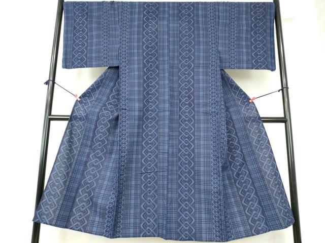 ■■■　サイズ　■■■ 身丈 145.5cm（肩から） 裄丈 70cm 袖丈 48cm　縫込み 2cm 袖幅 36cm 前幅 25cm 後幅 31cm 着物縫いこみ 内揚げ 2cm 裄 お袖側 約1cm　身頃側 約1.5cm ■■■　商品詳細　■■■ 【綿】 状態は接写画像のように左袖前に薄い汚れがございますが その他特に目立ったシミ汚れなどもなく大変良い状態です。 大変上質な逸品になります。 お安く出品致しますので、是非この機会にいかがでしょうか？ ■■■　注意事項　■■■ ■モニター発色の具合により色合いが異なる場合がございます。 ■寸法は多少の誤差が生じる場合がございますのでご了承ください。 ■縫込みの長さが左右非対称の場合は短い部分を記載しております。 左右非対称であってもご返品・お値引き等の保証は出来かねますので、ご了承の上ご購入をお願い致します。 ■シミ等のチェックには注意を払っておりますが、見落としがある場合もございますし、個人の見解も様々ですので神経質な方のご購入はお控えください。 ■箪笥に入っておりました着物や帯なので畳みシワや匂いがあるものもございます。 ■お休みは基本的に土日祝となりますが、その他臨時でお休みする場合がございますのでご了承ください。 ■商品の発送は平日のみの発送となります。 ■夜間と土曜、日曜日はお問い合わせの回答が遅れる場合がございます。 ■当店では、お直し、紋入れ、お手入れ等は承っておりません。 ■生地の状態（ヤケ、経年劣化等）によってはサイズ直しが出来ない場合がございます。 その点もどうかご了承のうえ、ご購入をお願いいたします。 ■弊社で取り扱う商品は一点ものにつき、時期や在庫状況に応じて金額が変更となる場合がございます。 ■検針は行っておりません。予めご了承いただきますようお願いいたします。 ■【洗える着物】と記載のある商品におきましては、商品お届け後に洗濯を行ってしまってからのご返品にはご対応しかねます。 念の為、専門店でのお手入れをお願いいたします。 ■写真に写っている物が全てになります。それ以外の付属品はございませんのでご了承ください。 ■状態に関する写真につきましては、掲載可能な写真枚数に限りがあるため、各箇所につき1枚参考画像を掲載しております。 ■着物のサイズ目安は下記を参考ください↓ ＜女性着物＞　お端折り次第で＋5cm　−1cmが着用可能サイズ 　例）身丈170cmの場合、身長160cm〜175cm ＜男性着物＞　身丈＋約25cm〜27cm程が適応身長 　例）身丈155cmの場合、身長180〜182cm
