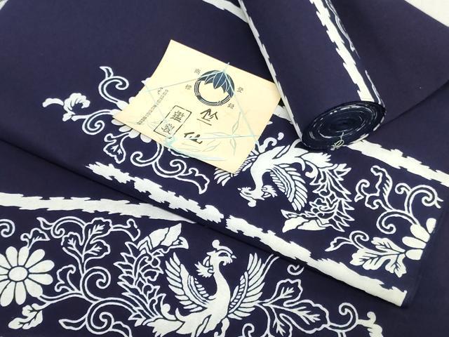 ■■■　サイズ　■■■ 長さ　　着尺分あり 幅　　　約35.5cm ■■■　商品詳細　■■■ 【綿・未使用】 状態は接写画像のように表地所々・裏面所々に薄い汚れがございます。 竺仙とは『美しいキモノ』や『きものサロン』などで、 高級浴衣としてお馴染み。 150年以上の歴史を持った老舗呉服店で、 江戸染浴衣の伝統的な技術で知られています。 竺仙オリジナルの生地の開発にはじまり、 毎年1000柄の新作を発表し続けている竺仙ブランドの浴衣は、 幅広い人気があります。 大変上質な逸品になります。 お安く出品致しますので、是非この機会にいかがでしょうか？ ■■■　注意事項　■■■ ■モニター発色の具合により色合いが異なる場合がございます。 ■寸法は多少の誤差が生じる場合がございますのでご了承ください。 ■縫込みの長さが左右非対称の場合は短い部分を記載しております。 左右非対称であってもご返品・お値引き等の保証は出来かねますので、ご了承の上ご購入をお願い致します。 ■シミ等のチェックには注意を払っておりますが、見落としがある場合もございますし、個人の見解も様々ですので神経質な方のご購入はお控えください。 ■箪笥に入っておりました着物や帯なので畳みシワや匂いがあるものもございます。 ■お休みは基本的に土日祝となりますが、その他臨時でお休みする場合がございますのでご了承ください。 ■商品の発送は平日のみの発送となります。 ■夜間と土曜、日曜日はお問い合わせの回答が遅れる場合がございます。 ■当店では、お直し、紋入れ、お手入れ等は承っておりません。 ■生地の状態（ヤケ、経年劣化等）によってはサイズ直しが出来ない場合がございます。 その点もどうかご了承のうえ、ご購入をお願いいたします。 ■弊社で取り扱う商品は一点ものにつき、時期や在庫状況に応じて金額が変更となる場合がございます。 ■検針は行っておりません。予めご了承いただきますようお願いいたします。 ■【洗える着物】と記載のある商品におきましては、商品お届け後に洗濯を行ってしまってからのご返品にはご対応しかねます。 念の為、専門店でのお手入れをお願いいたします。 ■写真に写っている物が全てになります。それ以外の付属品はございませんのでご了承ください。 ■状態に関する写真につきましては、掲載可能な写真枚数に限りがあるため、各箇所につき1枚参考画像を掲載しております。 ■着物のサイズ目安は下記を参考ください↓ ＜女性着物＞　お端折り次第で＋5cm　−1cmが着用可能サイズ 　例）身丈170cmの場合、身長160cm〜175cm ＜男性着物＞　身丈＋約25cm〜27cm程が適応身長 　例）身丈155cmの場合、身長180〜182cm