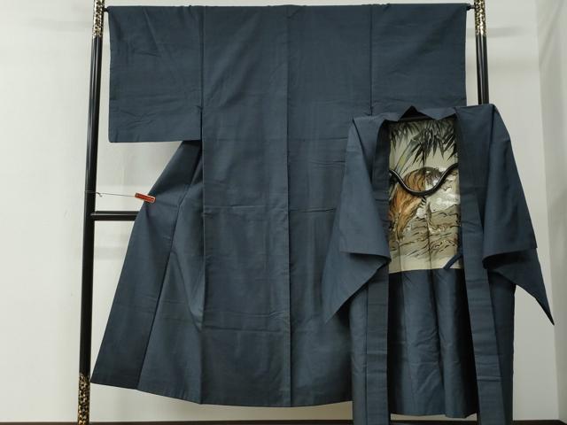 ■■■　サイズ　■■■ 【着物】 身丈 146cm（肩から） 裄丈 65.5cm 袖丈 53cm　縫込み 3cm 袖幅 33cm 前幅 23cm 後幅 31cm 着物縫いこみ 内揚げ 4cm 裄 お袖側 約1cm　身頃側 約1cm 【羽織】 身丈 94cm（肩から） 裄丈 67cm 袖丈 53cm　縫込み 0cm 袖幅 34cm 前幅 19cm 後幅 31cm 裄 お袖側 約1cm　身頃側 約1cm ■■■　商品詳細　■■■ 【正絹】 着物の状態は特に目立ったシミ汚れなどもなく大変良い状態です。 羽織の状態は接写画像のように羽裏・衿裏に薄い汚れがございますが その他表地は特に目立ったシミ汚れなどもなく大変良い状態です。 大変上質な逸品になります。 お安く出品致しますので、是非この機会にいかがでしょうか？ ■■■　注意事項　■■■ ■モニター発色の具合により色合いが異なる場合がございます。 ■寸法は多少の誤差が生じる場合がございますのでご了承ください。 ■縫込みの長さが左右非対称の場合は短い部分を記載しております。 左右非対称であってもご返品・お値引き等の保証は出来かねますので、ご了承の上ご購入をお願い致します。 ■シミ等のチェックには注意を払っておりますが、見落としがある場合もございますし、個人の見解も様々ですので神経質な方のご購入はお控えください。 ■箪笥に入っておりました着物や帯なので畳みシワや匂いがあるものもございます。 ■お休みは基本的に土日祝となりますが、その他臨時でお休みする場合がございますのでご了承ください。 ■商品の発送は平日のみの発送となります。 ■夜間と土曜、日曜日はお問い合わせの回答が遅れる場合がございます。 ■当店では、お直し、紋入れ、お手入れ等は承っておりません。 ■生地の状態（ヤケ、経年劣化等）によってはサイズ直しが出来ない場合がございます。 その点もどうかご了承のうえ、ご購入をお願いいたします。 ■弊社で取り扱う商品は一点ものにつき、時期や在庫状況に応じて金額が変更となる場合がございます。 ■検針は行っておりません。予めご了承いただきますようお願いいたします。 ■【洗える着物】と記載のある商品におきましては、商品お届け後に洗濯を行ってしまってからのご返品にはご対応しかねます。 念の為、専門店でのお手入れをお願いいたします。 ■着物のサイズ目安は下記を参考ください↓ ＜女性着物＞　お端折り次第で＋5cm　−1cmが着用可能サイズ 　例）身丈170cmの場合、身長160cm〜175cm ＜男性着物＞　身丈＋約25cm〜27cm程が適応身長 　例）身丈155cmの場合、身長180〜182cm