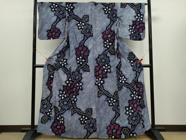 ■■■　サイズ　■■■ 身丈 162.5cm（肩から） 裄丈 65cm 袖丈 46cm　縫込み 1cm 袖幅 34.5cm 前幅 25.5cm 後幅 30cm 着物縫いこみ 内揚げ 0cm 裄 お袖側 約0.5cm　身頃側 約1.5cm ■■■　商品詳細　■■■ 【綿】 状態は接写画像のように表地所々・裏地・衿裏に薄い汚れがございます。 人気の高い“有松鳴海絞り”の浴衣でございます。 “鳴海絞り”ならではの表情を生み出す立体感と 淡いぼかしで息を吹き込まれ、 今にも動き出しそうな迫力を放っております。 夏祭りや花火大会、これから増えるイベントに連れ立って、 より夏をお楽しみ下さいませ。 大変上質な逸品になりますので ぜひお手入れをされてお召しになられてはいかがでしょうか。 お安く出品致しますので、是非この機会にいかがでしょうか？ ■■■　注意事項　■■■ ■モニター発色の具合により色合いが異なる場合がございます。 ■寸法は多少の誤差が生じる場合がございますのでご了承ください。 ■縫込みの長さが左右非対称の場合は短い部分を記載しております。 左右非対称であってもご返品・お値引き等の保証は出来かねますので、ご了承の上ご購入をお願い致します。 ■シミ等のチェックには注意を払っておりますが、見落としがある場合もございますし、個人の見解も様々ですので神経質な方のご購入はお控えください。 ■箪笥に入っておりました着物や帯なので畳みシワや匂いがあるものもございます。 ■お休みは基本的に土日祝となりますが、その他臨時でお休みする場合がございますのでご了承ください。 ■商品の発送は平日のみの発送となります。 ■夜間と土曜、日曜日はお問い合わせの回答が遅れる場合がございます。 ■当店では、お直し、紋入れ、お手入れ等は承っておりません。 ■生地の状態（ヤケ、経年劣化等）によってはサイズ直しが出来ない場合がございます。 その点もどうかご了承のうえ、ご購入をお願いいたします。 ■弊社で取り扱う商品は一点ものにつき、時期や在庫状況に応じて金額が変更となる場合がございます。 ■検針は行っておりません。予めご了承いただきますようお願いいたします。 ■【洗える着物】と記載のある商品におきましては、商品お届け後に洗濯を行ってしまってからのご返品にはご対応しかねます。 念の為、専門店でのお手入れをお願いいたします。 ■写真に写っている物が全てになります。それ以外の付属品はございませんのでご了承ください。 ■状態に関する写真につきましては、掲載可能な写真枚数に限りがあるため、各箇所につき1枚参考画像を掲載しております。 ■着物のサイズ目安は下記を参考ください↓ ＜女性着物＞　お端折り次第で＋5cm　−1cmが着用可能サイズ 　例）身丈170cmの場合、身長160cm〜175cm ＜男性着物＞　身丈＋約25cm〜27cm程が適応身長 　例）身丈155cmの場合、身長180〜182cm