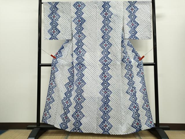 ■■■　サイズ　■■■ 身丈 158cm（肩から） 裄丈 67cm 袖丈 47.5cm　縫込み 3cm 袖幅 34cm 前幅 24cm 後幅 31cm 着物縫いこみ 内揚げ 0cm 裄 お袖側 約1.5cm　身頃側 約1cm ■■■　商品詳細　■■■ 【綿・広衿仕立て】 状態は接写画像のように表地所々・居敷当て・肩当て・衿裏に薄い汚れがございます。 人気の高い“有松鳴海絞り”の浴衣でございます。 “鳴海絞り”ならではの表情を生み出す立体感と 淡いぼかしで息を吹き込まれ、 今にも動き出しそうな迫力を放っております。 夏祭りや花火大会、これから増えるイベントに連れ立って、 より夏をお楽しみ下さいませ。 大変上質な逸品になりますので ぜひお手入れをされてお召しになられてはいかがでしょうか。 お安く出品致しますので、是非この機会にいかがでしょうか？ ■■■　注意事項　■■■ ■モニター発色の具合により色合いが異なる場合がございます。 ■寸法は多少の誤差が生じる場合がございますのでご了承ください。 ■縫込みの長さが左右非対称の場合は短い部分を記載しております。 左右非対称であってもご返品・お値引き等の保証は出来かねますので、ご了承の上ご購入をお願い致します。 ■シミ等のチェックには注意を払っておりますが、見落としがある場合もございますし、個人の見解も様々ですので神経質な方のご購入はお控えください。 ■箪笥に入っておりました着物や帯なので畳みシワや匂いがあるものもございます。 ■お休みは基本的に土日祝となりますが、その他臨時でお休みする場合がございますのでご了承ください。 ■商品の発送は平日のみの発送となります。 ■夜間と土曜、日曜日はお問い合わせの回答が遅れる場合がございます。 ■当店では、お直し、紋入れ、お手入れ等は承っておりません。 ■生地の状態（ヤケ、経年劣化等）によってはサイズ直しが出来ない場合がございます。 その点もどうかご了承のうえ、ご購入をお願いいたします。 ■弊社で取り扱う商品は一点ものにつき、時期や在庫状況に応じて金額が変更となる場合がございます。 ■検針は行っておりません。予めご了承いただきますようお願いいたします。 ■【洗える着物】と記載のある商品におきましては、商品お届け後に洗濯を行ってしまってからのご返品にはご対応しかねます。 念の為、専門店でのお手入れをお願いいたします。 ■写真に写っている物が全てになります。それ以外の付属品はございませんのでご了承ください。 ■状態に関する写真につきましては、掲載可能な写真枚数に限りがあるため、各箇所につき1枚参考画像を掲載しております。 ■着物のサイズ目安は下記を参考ください↓ ＜女性着物＞　お端折り次第で＋5cm　−1cmが着用可能サイズ 　例）身丈170cmの場合、身長160cm〜175cm ＜男性着物＞　身丈＋約25cm〜27cm程が適応身長 　例）身丈155cmの場合、身長180〜182cm