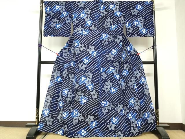 ■■■　サイズ　■■■ 身丈 167.5cm（肩から） 裄丈 69cm 袖丈 48cm　縫込み 2.5cm 袖幅 35cm 前幅 26.5cm 後幅 33cm 着物縫いこみ 内揚げ 0cm 裄 お袖側 約1.5cm　身頃側 約4.5cm ■■■　商品詳細　■■■ 【綿】 状態は接写画像のように後身頃・居敷当て・肩当てに薄い汚れがございますが その他特に目立ったシミ汚れなどもなく大変良い状態です。 人気の高い“有松鳴海絞り”の浴衣でございます。 “鳴海絞り”ならではの表情を生み出す立体感と 淡いぼかしで息を吹き込まれ、 今にも動き出しそうな迫力を放っております。 夏祭りや花火大会、これから増えるイベントに連れ立って、 より夏をお楽しみ下さいませ。 大変上質な逸品になります。 お安く出品致しますので、是非この機会にいかがでしょうか？ ■■■　注意事項　■■■ ■モニター発色の具合により色合いが異なる場合がございます。 ■寸法は多少の誤差が生じる場合がございますのでご了承ください。 ■縫込みの長さが左右非対称の場合は短い部分を記載しております。 左右非対称であってもご返品・お値引き等の保証は出来かねますので、ご了承の上ご購入をお願い致します。 ■シミ等のチェックには注意を払っておりますが、見落としがある場合もございますし、個人の見解も様々ですので神経質な方のご購入はお控えください。 ■箪笥に入っておりました着物や帯なので畳みシワや匂いがあるものもございます。 ■お休みは基本的に土日祝となりますが、その他臨時でお休みする場合がございますのでご了承ください。 ■商品の発送は平日のみの発送となります。 ■夜間と土曜、日曜日はお問い合わせの回答が遅れる場合がございます。 ■当店では、お直し、紋入れ、お手入れ等は承っておりません。 ■生地の状態（ヤケ、経年劣化等）によってはサイズ直しが出来ない場合がございます。 その点もどうかご了承のうえ、ご購入をお願いいたします。 ■弊社で取り扱う商品は一点ものにつき、時期や在庫状況に応じて金額が変更となる場合がございます。 ■検針は行っておりません。予めご了承いただきますようお願いいたします。 ■【洗える着物】と記載のある商品におきましては、商品お届け後に洗濯を行ってしまってからのご返品にはご対応しかねます。 念の為、専門店でのお手入れをお願いいたします。 ■写真に写っている物が全てになります。それ以外の付属品はございませんのでご了承ください。 ■状態に関する写真につきましては、掲載可能な写真枚数に限りがあるため、各箇所につき1枚参考画像を掲載しております。 ■着物のサイズ目安は下記を参考ください↓ ＜女性着物＞　お端折り次第で＋5cm　−1cmが着用可能サイズ 　例）身丈170cmの場合、身長160cm〜175cm ＜男性着物＞　身丈＋約25cm〜27cm程が適応身長 　例）身丈155cmの場合、身長180〜182cm