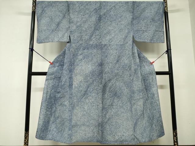 ■■■　サイズ　■■■ 身丈 145cm（肩から） 裄丈 70cm 袖丈 47cm　縫込み 3cm 袖幅 35cm 前幅 26cm 後幅 32.5cm 着物縫いこみ 内揚げ 5.5cm 裄 お袖側 約0cm　身頃側 約0cm ■■■　商品詳細　■■■ 【綿】 状態は特に目立ったシミ汚れなどもなく大変良い状態です。 人気の高い“有松鳴海絞り”の浴衣でございます。 “鳴海絞り”ならではの表情を生み出す立体感と 淡いぼかしで息を吹き込まれ、 今にも動き出しそうな迫力を放っております。 夏祭りや花火大会、これから増えるイベントに連れ立って、 より夏をお楽しみ下さいませ。 大変上質な逸品になります。 お安く出品致しますので、是非この機会にいかがでしょうか？ ■■■　注意事項　■■■ ■モニター発色の具合により色合いが異なる場合がございます。 ■寸法は多少の誤差が生じる場合がございますのでご了承ください。 ■縫込みの長さが左右非対称の場合は短い部分を記載しております。 左右非対称であってもご返品・お値引き等の保証は出来かねますので、ご了承の上ご購入をお願い致します。 ■シミ等のチェックには注意を払っておりますが、見落としがある場合もございますし、個人の見解も様々ですので神経質な方のご購入はお控えください。 ■箪笥に入っておりました着物や帯なので畳みシワや匂いがあるものもございます。 ■お休みは基本的に土日祝となりますが、その他臨時でお休みする場合がございますのでご了承ください。 ■商品の発送は平日のみの発送となります。 ■夜間と土曜、日曜日はお問い合わせの回答が遅れる場合がございます。 ■当店では、お直し、紋入れ、お手入れ等は承っておりません。 ■生地の状態（ヤケ、経年劣化等）によってはサイズ直しが出来ない場合がございます。 その点もどうかご了承のうえ、ご購入をお願いいたします。 ■弊社で取り扱う商品は一点ものにつき、時期や在庫状況に応じて金額が変更となる場合がございます。 ■検針は行っておりません。予めご了承いただきますようお願いいたします。 ■【洗える着物】と記載のある商品におきましては、商品お届け後に洗濯を行ってしまってからのご返品にはご対応しかねます。 念の為、専門店でのお手入れをお願いいたします。 ■写真に写っている物が全てになります。それ以外の付属品はございませんのでご了承ください。 ■状態に関する写真につきましては、掲載可能な写真枚数に限りがあるため、各箇所につき1枚参考画像を掲載しております。 ■着物のサイズ目安は下記を参考ください↓ ＜女性着物＞　お端折り次第で＋5cm　−1cmが着用可能サイズ 　例）身丈170cmの場合、身長160cm〜175cm ＜男性着物＞　身丈＋約25cm〜27cm程が適応身長 　例）身丈155cmの場合、身長180〜182cm
