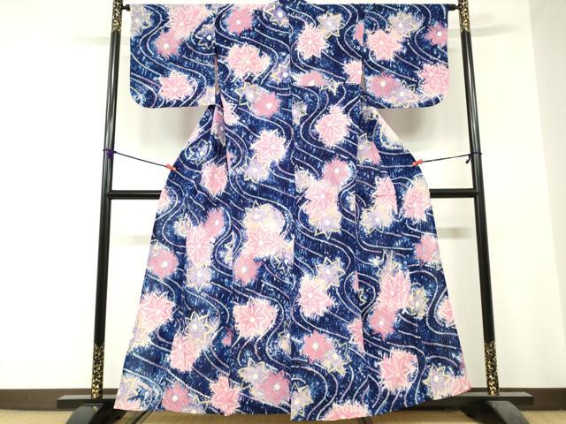 ■■■　サイズ　■■■ 身丈 158.5cm（肩から） 裄丈 64.5cm 袖丈 45cm　縫込み 2cm 袖幅 33.5cm 前幅 24cm 後幅 29.5cm 着物縫いこみ 内揚げ 0cm 裄 お袖側 約1.5cm　身頃側 約3.5cm ■■■　商品詳細　■■■ 【綿】 状態は特に目立ったシミ汚れなどもなく大変良い状態です。 人気の高い“有松鳴海絞り”の浴衣でございます。 “鳴海絞り”ならではの表情を生み出す立体感と 淡いぼかしで息を吹き込まれ、 今にも動き出しそうな迫力を放っております。 夏祭りや花火大会、これから増えるイベントに連れ立って、 より夏をお楽しみ下さいませ。 大変上質な逸品になります。 お安く出品致しますので、是非この機会にいかがでしょうか？ ■■■　注意事項　■■■ ■モニター発色の具合により色合いが異なる場合がございます。 ■寸法は多少の誤差が生じる場合がございますのでご了承ください。 ■縫込みの長さが左右非対称の場合は短い部分を記載しております。 左右非対称であってもご返品・お値引き等の保証は出来かねますので、ご了承の上ご購入をお願い致します。 ■シミ等のチェックには注意を払っておりますが、見落としがある場合もございますし、個人の見解も様々ですので神経質な方のご購入はお控えください。 ■箪笥に入っておりました着物や帯なので畳みシワや匂いがあるものもございます。 ■お休みは基本的に土日祝となりますが、その他臨時でお休みする場合がございますのでご了承ください。 ■商品の発送は平日のみの発送となります。 ■夜間と土曜、日曜日はお問い合わせの回答が遅れる場合がございます。 ■当店では、お直し、紋入れ、お手入れ等は承っておりません。 ■生地の状態（ヤケ、経年劣化等）によってはサイズ直しが出来ない場合がございます。 その点もどうかご了承のうえ、ご購入をお願いいたします。 ■弊社で取り扱う商品は一点ものにつき、時期や在庫状況に応じて金額が変更となる場合がございます。 ■検針は行っておりません。予めご了承いただきますようお願いいたします。 ■【洗える着物】と記載のある商品におきましては、商品お届け後に洗濯を行ってしまってからのご返品にはご対応しかねます。 念の為、専門店でのお手入れをお願いいたします。 ■写真に写っている物が全てになります。それ以外の付属品はございませんのでご了承ください。 ■状態に関する写真につきましては、掲載可能な写真枚数に限りがあるため、各箇所につき1枚参考画像を掲載しております。 ■着物のサイズ目安は下記を参考ください↓ ＜女性着物＞　お端折り次第で＋5cm　−1cmが着用可能サイズ 　例）身丈170cmの場合、身長160cm〜175cm ＜男性着物＞　身丈＋約25cm〜27cm程が適応身長 　例）身丈155cmの場合、身長180〜182cm