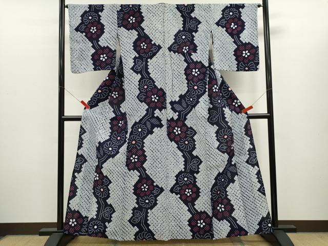 ■■■　サイズ　■■■ 身丈 159cm（肩から） 裄丈 65cm 袖丈 46.5cm　縫込み 1.5cm 袖幅 33cm 前幅 24cm 後幅 32cm 着物縫いこみ 内揚げ 0cm 裄 お袖側 約1cm　身頃側 約0cm ■■■　商品詳細　■■■ 【綿】 状態は接写画像のように表地所々・裏地に薄い汚れがございます。 人気の高い“有松鳴海絞り”の浴衣でございます。 “鳴海絞り”ならではの表情を生み出す立体感と 淡いぼかしで息を吹き込まれ、 今にも動き出しそうな迫力を放っております。 夏祭りや花火大会、これから増えるイベントに連れ立って、 より夏をお楽しみ下さいませ。 大変上質な逸品になりますので ぜひお手入れをされてお召しになられてはいかがでしょうか。 お安く出品致しますので、是非この機会にいかがでしょうか？ ■■■　注意事項　■■■ ■モニター発色の具合により色合いが異なる場合がございます。 ■寸法は多少の誤差が生じる場合がございますのでご了承ください。 ■縫込みの長さが左右非対称の場合は短い部分を記載しております。 左右非対称であってもご返品・お値引き等の保証は出来かねますので、ご了承の上ご購入をお願い致します。 ■シミ等のチェックには注意を払っておりますが、見落としがある場合もございますし、個人の見解も様々ですので神経質な方のご購入はお控えください。 ■箪笥に入っておりました着物や帯なので畳みシワや匂いがあるものもございます。 ■お休みは基本的に土日祝となりますが、その他臨時でお休みする場合がございますのでご了承ください。 ■商品の発送は平日のみの発送となります。 ■夜間と土曜、日曜日はお問い合わせの回答が遅れる場合がございます。 ■当店では、お直し、紋入れ、お手入れ等は承っておりません。 ■生地の状態（ヤケ、経年劣化等）によってはサイズ直しが出来ない場合がございます。 その点もどうかご了承のうえ、ご購入をお願いいたします。 ■弊社で取り扱う商品は一点ものにつき、時期や在庫状況に応じて金額が変更となる場合がございます。 ■検針は行っておりません。予めご了承いただきますようお願いいたします。 ■【洗える着物】と記載のある商品におきましては、商品お届け後に洗濯を行ってしまってからのご返品にはご対応しかねます。 念の為、専門店でのお手入れをお願いいたします。 ■写真に写っている物が全てになります。それ以外の付属品はございませんのでご了承ください。 ■状態に関する写真につきましては、掲載可能な写真枚数に限りがあるため、各箇所につき1枚参考画像を掲載しております。 ■着物のサイズ目安は下記を参考ください↓ ＜女性着物＞　お端折り次第で＋5cm　−1cmが着用可能サイズ 　例）身丈170cmの場合、身長160cm〜175cm ＜男性着物＞　身丈＋約25cm〜27cm程が適応身長 　例）身丈155cmの場合、身長180〜182cm