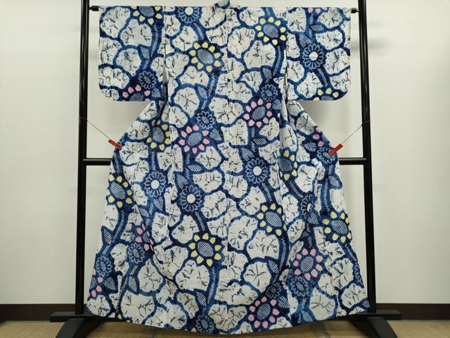 ■■■　サイズ　■■■ 身丈 161.5cm（肩から） 裄丈 64.5cm 袖丈 48cm　縫込み 2.5cm 袖幅 32cm 前幅 24.5cm 後幅 30.5cm 着物縫いこみ 内揚げ 0cm 裄 お袖側 約3.5cm　身頃側 約2cm ■■■　商品詳細　■■■ 【綿】 状態は接写画像のように表地所々に薄い汚れがございます。 人気の高い“有松鳴海絞り”の浴衣でございます。 “鳴海絞り”ならではの表情を生み出す立体感と 淡いぼかしで息を吹き込まれ、 今にも動き出しそうな迫力を放っております。 夏祭りや花火大会、これから増えるイベントに連れ立って、 より夏をお楽しみ下さいませ。 大変上質な逸品になりますので ぜひお手入れをされてお召しになられてはいかがでしょうか。 お安く出品致しますので、是非この機会にいかがでしょうか？ ■■■　注意事項　■■■ ■モニター発色の具合により色合いが異なる場合がございます。 ■寸法は多少の誤差が生じる場合がございますのでご了承ください。 ■縫込みの長さが左右非対称の場合は短い部分を記載しております。 左右非対称であってもご返品・お値引き等の保証は出来かねますので、ご了承の上ご購入をお願い致します。 ■シミ等のチェックには注意を払っておりますが、見落としがある場合もございますし、個人の見解も様々ですので神経質な方のご購入はお控えください。 ■箪笥に入っておりました着物や帯なので畳みシワや匂いがあるものもございます。 ■お休みは基本的に土日祝となりますが、その他臨時でお休みする場合がございますのでご了承ください。 ■商品の発送は平日のみの発送となります。 ■夜間と土曜、日曜日はお問い合わせの回答が遅れる場合がございます。 ■当店では、お直し、紋入れ、お手入れ等は承っておりません。 ■生地の状態（ヤケ、経年劣化等）によってはサイズ直しが出来ない場合がございます。 その点もどうかご了承のうえ、ご購入をお願いいたします。 ■弊社で取り扱う商品は一点ものにつき、時期や在庫状況に応じて金額が変更となる場合がございます。 ■検針は行っておりません。予めご了承いただきますようお願いいたします。 ■【洗える着物】と記載のある商品におきましては、商品お届け後に洗濯を行ってしまってからのご返品にはご対応しかねます。 念の為、専門店でのお手入れをお願いいたします。 ■写真に写っている物が全てになります。それ以外の付属品はございませんのでご了承ください。 ■状態に関する写真につきましては、掲載可能な写真枚数に限りがあるため、各箇所につき1枚参考画像を掲載しております。 ■着物のサイズ目安は下記を参考ください↓ ＜女性着物＞　お端折り次第で＋5cm　−1cmが着用可能サイズ 　例）身丈170cmの場合、身長160cm〜175cm ＜男性着物＞　身丈＋約25cm〜27cm程が適応身長 　例）身丈155cmの場合、身長180〜182cm