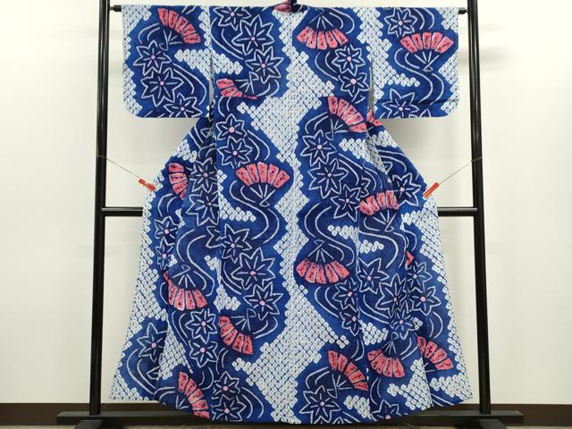 ■■■　サイズ　■■■ 身丈 154cm（肩から） 裄丈 64cm 袖丈 43.5cm　縫込み 4cm 袖幅 32.5cm 前幅 23.5cm 後幅 29.5cm 着物縫いこみ 内揚げ 0cm 裄 お袖側 約2cm　身頃側 約2.5cm ■■■　商品詳細　■■■ 【綿】 状態は接写画像のように左袖前に薄い汚れがございますが その他特に目立ったシミ汚れなどもなく大変良い状態です。 人気の高い“有松鳴海絞り”の浴衣でございます。 “鳴海絞り”ならではの表情を生み出す立体感と 淡いぼかしで息を吹き込まれ、 今にも動き出しそうな迫力を放っております。 夏祭りや花火大会、これから増えるイベントに連れ立って、 より夏をお楽しみ下さいませ。 大変上質な逸品になります。 お安く出品致しますので、是非この機会にいかがでしょうか？ ■■■　注意事項　■■■ ■モニター発色の具合により色合いが異なる場合がございます。 ■寸法は多少の誤差が生じる場合がございますのでご了承ください。 ■縫込みの長さが左右非対称の場合は短い部分を記載しております。 左右非対称であってもご返品・お値引き等の保証は出来かねますので、ご了承の上ご購入をお願い致します。 ■シミ等のチェックには注意を払っておりますが、見落としがある場合もございますし、個人の見解も様々ですので神経質な方のご購入はお控えください。 ■箪笥に入っておりました着物や帯なので畳みシワや匂いがあるものもございます。 ■お休みは基本的に土日祝となりますが、その他臨時でお休みする場合がございますのでご了承ください。 ■商品の発送は平日のみの発送となります。 ■夜間と土曜、日曜日はお問い合わせの回答が遅れる場合がございます。 ■当店では、お直し、紋入れ、お手入れ等は承っておりません。 ■生地の状態（ヤケ、経年劣化等）によってはサイズ直しが出来ない場合がございます。 その点もどうかご了承のうえ、ご購入をお願いいたします。 ■弊社で取り扱う商品は一点ものにつき、時期や在庫状況に応じて金額が変更となる場合がございます。 ■検針は行っておりません。予めご了承いただきますようお願いいたします。 ■【洗える着物】と記載のある商品におきましては、商品お届け後に洗濯を行ってしまってからのご返品にはご対応しかねます。 念の為、専門店でのお手入れをお願いいたします。 ■写真に写っている物が全てになります。それ以外の付属品はございませんのでご了承ください。 ■状態に関する写真につきましては、掲載可能な写真枚数に限りがあるため、各箇所につき1枚参考画像を掲載しております。 ■着物のサイズ目安は下記を参考ください↓ ＜女性着物＞　お端折り次第で＋5cm　−1cmが着用可能サイズ 　例）身丈170cmの場合、身長160cm〜175cm ＜男性着物＞　身丈＋約25cm〜27cm程が適応身長 　例）身丈155cmの場合、身長180〜182cm