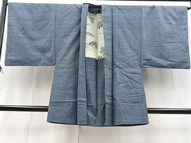■■■　サイズ　■■■ 身丈 88.5cm（肩から） 裄丈 68cm 袖丈 51cm　縫込み 4cm 袖幅 33cm 前幅 21cm 後幅 31.5cm 裄 お袖側 約3cm　身頃側 約4cm ■■■　商品詳細　■■■ 【正絹】 状態は接写画像のように羽裏に薄い汚れがございますが その他特に目立ったシミ汚れなどもなく大変良い状態です。 大変上質な逸品になります。 お安く出品致しますので、是非この機会にいかがでしょうか？ ■■■　注意事項　■■■ ■モニター発色の具合により色合いが異なる場合がございます。 ■寸法は多少の誤差が生じる場合がございますのでご了承ください。 ■縫込みの長さが左右非対称の場合は短い部分を記載しております。 左右非対称であってもご返品・お値引き等の保証は出来かねますので、ご了承の上ご購入をお願い致します。 ■シミ等のチェックには注意を払っておりますが、見落としがある場合もございますし、個人の見解も様々ですので神経質な方のご購入はお控えください。 ■箪笥に入っておりました着物や帯なので畳みシワや匂いがあるものもございます。 ■お休みは基本的に土日祝となりますが、その他臨時でお休みする場合がございますのでご了承ください。 ■商品の発送は平日のみの発送となります。 ■夜間と土曜、日曜日はお問い合わせの回答が遅れる場合がございます。 ■当店では、お直し、紋入れ、お手入れ等は承っておりません。 ■生地の状態（ヤケ、経年劣化等）によってはサイズ直しが出来ない場合がございます。 その点もどうかご了承のうえ、ご購入をお願いいたします。 ■弊社で取り扱う商品は一点ものにつき、時期や在庫状況に応じて金額が変更となる場合がございます。 ■検針は行っておりません。予めご了承いただきますようお願いいたします。 ■【洗える着物】と記載のある商品におきましては、商品お届け後に洗濯を行ってしまってからのご返品にはご対応しかねます。 念の為、専門店でのお手入れをお願いいたします。 ■写真に写っている物が全てになります。それ以外の付属品はございませんのでご了承ください。 ■状態に関する写真につきましては、掲載可能な写真枚数に限りがあるため、各箇所につき1枚参考画像を掲載しております。 ■着物のサイズ目安は下記を参考ください↓ ＜女性着物＞　お端折り次第で＋5cm　−1cmが着用可能サイズ 　例）身丈170cmの場合、身長160cm〜175cm ＜男性着物＞　身丈＋約25cm〜27cm程が適応身長 　例）身丈155cmの場合、身長180〜182cm