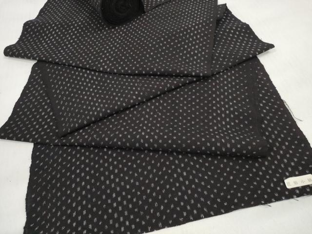 ■■■　サイズ　■■■ 長さ　　着尺分あり 幅　　　約38.5cm ■■■　商品詳細　■■■ 【交織・未使用】 状態は特に目立ったシミ汚れなどもなく大変良い状態です。 お安く出品致しますので、是非この機会にいかがでしょうか？ ■■■　注意事項　■■■ ■モニター発色の具合により色合いが異なる場合がございます。 ■寸法は多少の誤差が生じる場合がございますのでご了承ください。 ■縫込みの長さが左右非対称の場合は短い部分を記載しております。 左右非対称であってもご返品・お値引き等の保証は出来かねますので、ご了承の上ご購入をお願い致します。 ■シミ等のチェックには注意を払っておりますが、見落としがある場合もございますし、個人の見解も様々ですので神経質な方のご購入はお控えください。 ■箪笥に入っておりました着物や帯なので畳みシワや匂いがあるものもございます。 ■お休みは基本的に土日祝となりますが、その他臨時でお休みする場合がございますのでご了承ください。 ■商品の発送は平日のみの発送となります。 ■夜間と土曜、日曜日はお問い合わせの回答が遅れる場合がございます。 ■当店では、お直し、紋入れ、お手入れ等は承っておりません。 ■生地の状態（ヤケ、経年劣化等）によってはサイズ直しが出来ない場合がございます。 その点もどうかご了承のうえ、ご購入をお願いいたします。 ■弊社で取り扱う商品は一点ものにつき、時期や在庫状況に応じて金額が変更となる場合がございます。 ■検針は行っておりません。予めご了承いただきますようお願いいたします。 ■【洗える着物】と記載のある商品におきましては、商品お届け後に洗濯を行ってしまってからのご返品にはご対応しかねます。 念の為、専門店でのお手入れをお願いいたします。 ■着物のサイズ目安は下記を参考ください↓ ＜女性着物＞　お端折り次第で＋5cm　−1cmが着用可能サイズ 　例）身丈170cmの場合、身長160cm〜175cm ＜男性着物＞　身丈＋約25cm〜27cm程が適応身長 　例）身丈155cmの場合、身長180〜182cm