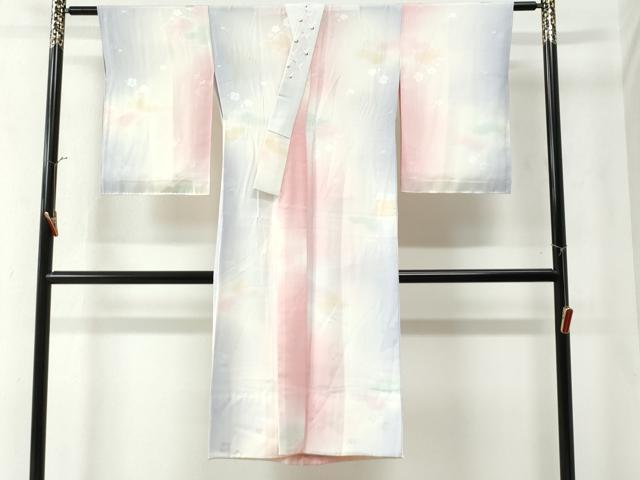 ■■■　サイズ　■■■ 身丈 127cm（肩から） 裄丈 62cm 袖丈 55.5cm　縫込み 3cm 袖幅 31.5cm 前幅 26cm 後幅 31cm 着物縫いこみ 内揚げ 0cm 裄 お袖側 約4cm　身頃側 約4cm ■■■　商品詳細　■■■ 【正絹】 状態は特に目立ったシミ汚れなどもなく大変良い状態です。 大変上質な逸品になります。 お安く出品致しますので、是非この機会にいかがでしょうか？ ■■■　注意事項　■■■ ■モニター発色の具合により色合いが異なる場合がございます。 ■寸法は多少の誤差が生じる場合がございますのでご了承ください。 ■縫込みの長さが左右非対称の場合は短い部分を記載しております。 左右非対称であってもご返品・お値引き等の保証は出来かねますので、ご了承の上ご購入をお願い致します。 ■シミ等のチェックには注意を払っておりますが、見落としがある場合もございますし、個人の見解も様々ですので神経質な方のご購入はお控えください。 ■箪笥に入っておりました着物や帯なので畳みシワや匂いがあるものもございます。 ■お休みは基本的に土日祝となりますが、その他臨時でお休みする場合がございますのでご了承ください。 ■商品の発送は平日のみの発送となります。 ■夜間と土曜、日曜日はお問い合わせの回答が遅れる場合がございます。 ■当店では、お直し、紋入れ、お手入れ等は承っておりません。 ■生地の状態（ヤケ、経年劣化等）によってはサイズ直しが出来ない場合がございます。 その点もどうかご了承のうえ、ご購入をお願いいたします。 ■弊社で取り扱う商品は一点ものにつき、時期や在庫状況に応じて金額が変更となる場合がございます。 ■検針は行っておりません。予めご了承いただきますようお願いいたします。 ■【洗える着物】と記載のある商品におきましては、商品お届け後に洗濯を行ってしまってからのご返品にはご対応しかねます。 念の為、専門店でのお手入れをお願いいたします。 ■着物のサイズ目安は下記を参考ください↓ ＜女性着物＞　お端折り次第で＋5cm　−1cmが着用可能サイズ 　例）身丈170cmの場合、身長160cm〜175cm ＜男性着物＞　身丈＋約25cm〜27cm程が適応身長 　例）身丈155cmの場合、身長180〜182cm