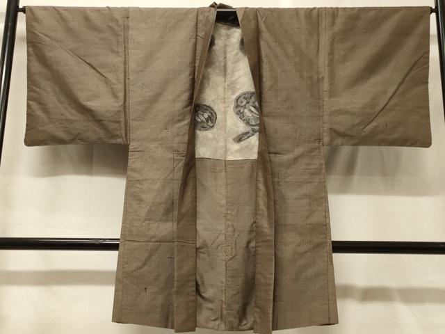 ■■■　サイズ　■■■ 身丈 99cm（肩から） 裄丈 66cm 袖丈 47cm　縫込み 2cm 袖幅 33.5cm 前幅 20.5cm 後幅 30cm 裄 お袖側 約2cm　身頃側 約2cm ■■■　商品詳細　■■■ 【正絹】 状態は接写画像のように後身頃に薄い汚れがございますが その他特に目立ったシミ汚れなどもなく大変良い状態です。 大変上質な逸品になります。 お安く出品致しますので、是非この機会にいかがでしょうか？ ■■■　注意事項　■■■ ■モニター発色の具合により色合いが異なる場合がございます。 ■寸法は多少の誤差が生じる場合がございますのでご了承ください。 ■縫込みの長さが左右非対称の場合は短い部分を記載しております。 左右非対称であってもご返品・お値引き等の保証は出来かねますので、ご了承の上ご購入をお願い致します。 ■シミ等のチェックには注意を払っておりますが、見落としがある場合もございますし、個人の見解も様々ですので神経質な方のご購入はお控えください。 ■箪笥に入っておりました着物や帯なので畳みシワや匂いがあるものもございます。 ■お休みは基本的に土日祝となりますが、その他臨時でお休みする場合がございますのでご了承ください。 ■商品の発送は平日のみの発送となります。 ■夜間と土曜、日曜日はお問い合わせの回答が遅れる場合がございます。 ■当店では、お直し、紋入れ、お手入れ等は承っておりません。 ■生地の状態（ヤケ、経年劣化等）によってはサイズ直しが出来ない場合がございます。 その点もどうかご了承のうえ、ご購入をお願いいたします。 ■弊社で取り扱う商品は一点ものにつき、時期や在庫状況に応じて金額が変更となる場合がございます。 ■検針は行っておりません。予めご了承いただきますようお願いいたします。 ■【洗える着物】と記載のある商品におきましては、商品お届け後に洗濯を行ってしまってからのご返品にはご対応しかねます。 念の為、専門店でのお手入れをお願いいたします。 ■写真に写っている物が全てになります。それ以外の付属品はございませんのでご了承ください。 ■状態に関する写真につきましては、掲載可能な写真枚数に限りがあるため、各箇所につき1枚参考画像を掲載しております。 ■着物のサイズ目安は下記を参考ください↓ ＜女性着物＞　お端折り次第で＋5cm　－1cmが着用可能サイズ 　例）身丈170cmの場合、身長160cm～175cm ＜男性着物＞　身丈＋約25cm～27cm程が適応身長 　例）身丈155cmの場合、身長180～182cm