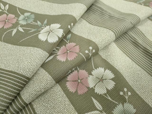 ■■■　サイズ　■■■ 身丈 152.5cm（肩から） 裄丈 62cm 袖丈 45cm　縫込み 3cm 袖幅 32.5cm 前幅 23cm 後幅 29cm 着物縫いこみ 内揚げ 0cm 裄 お袖側 約3cm　身頃側 約4cm ■■■　商品詳細　■■■ 【化繊】 状態は接写画像のように衿山に薄い汚れがございますが その他特に目立ったシミ汚れなどもなく大変良い状態です。 お安く出品致しますので、是非この機会にいかがでしょうか？ ■■■　注意事項　■■■ ■モニター発色の具合により色合いが異なる場合がございます。 ■寸法は多少の誤差が生じる場合がございますのでご了承ください。 ■縫込みの長さが左右非対称の場合は短い部分を記載しております。 左右非対称であってもご返品・お値引き等の保証は出来かねますので、ご了承の上ご購入をお願い致します。 ■シミ等のチェックには注意を払っておりますが、見落としがある場合もございますし、個人の見解も様々ですので神経質な方のご購入はお控えください。 ■箪笥に入っておりました着物や帯なので畳みシワや匂いがあるものもございます。 ■お休みは基本的に土日祝となりますが、その他臨時でお休みする場合がございますのでご了承ください。 ■商品の発送は平日のみの発送となります。 ■夜間と土曜、日曜日はお問い合わせの回答が遅れる場合がございます。 ■当店では、お直し、紋入れ、お手入れ等は承っておりません。 ■生地の状態（ヤケ、経年劣化等）によってはサイズ直しが出来ない場合がございます。 その点もどうかご了承のうえ、ご購入をお願いいたします。 ■弊社で取り扱う商品は一点ものにつき、時期や在庫状況に応じて金額が変更となる場合がございます。 ■検針は行っておりません。予めご了承いただきますようお願いいたします。 ■【洗える着物】と記載のある商品におきましては、商品お届け後に洗濯を行ってしまってからのご返品にはご対応しかねます。 念の為、専門店でのお手入れをお願いいたします。 ■着物のサイズ目安は下記を参考ください↓ ＜女性着物＞　お端折り次第で＋5cm　−1cmが着用可能サイズ 　例）身丈170cmの場合、身長160cm〜175cm ＜男性着物＞　身丈＋約25cm〜27cm程が適応身長 　例）身丈155cmの場合、身長180〜182cm