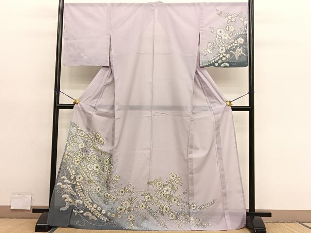 ■■■　サイズ　■■■ 身丈 169.5cm（肩から） 裄丈 67.5cm 袖丈 49cm　縫込み 4.5cm 袖幅 34cm 前幅 25cm 後幅 30cm 着物縫いこみ 内揚げ 0cm 裄 お袖側 約1.5cm　身頃側 約1cm ■■■　商品詳細　■■■ 【化繊・未使用】 状態は特に目立ったシミ汚れなどもなく大変良い状態です。 お安く出品致しますので、是非この機会にいかがでしょうか？ ※ご自身で洗濯された場合の保証はできかねます。 専門店にご相談ください。 ■■■　注意事項　■■■ ■モニター発色の具合により色合いが異なる場合がございます。 ■寸法は多少の誤差が生じる場合がございますのでご了承ください。 ■縫込みの長さが左右非対称の場合は短い部分を記載しております。 左右非対称であってもご返品・お値引き等の保証は出来かねますので、ご了承の上ご購入をお願い致します。 ■シミ等のチェックには注意を払っておりますが、見落としがある場合もございますし、個人の見解も様々ですので神経質な方のご購入はお控えください。 ■箪笥に入っておりました着物や帯なので畳みシワや匂いがあるものもございます。 ■お休みは基本的に土日祝となりますが、その他臨時でお休みする場合がございますのでご了承ください。 ■商品の発送は平日のみの発送となります。 ■夜間と土曜、日曜日はお問い合わせの回答が遅れる場合がございます。 ■当店では、お直し、紋入れ、お手入れ等は承っておりません。 ■生地の状態（ヤケ、経年劣化等）によってはサイズ直しが出来ない場合がございます。 その点もどうかご了承のうえ、ご購入をお願いいたします。 ■弊社で取り扱う商品は一点ものにつき、時期や在庫状況に応じて金額が変更となる場合がございます。 ■検針は行っておりません。予めご了承いただきますようお願いいたします。 ■【洗える着物】と記載のある商品におきましては、商品お届け後に洗濯を行ってしまってからのご返品にはご対応しかねます。 念の為、専門店でのお手入れをお願いいたします。 ■写真に写っている物が全てになります。それ以外の付属品はございませんのでご了承ください。 ■状態に関する写真につきましては、掲載可能な写真枚数に限りがあるため、各箇所につき1枚参考画像を掲載しております。 ■着物のサイズ目安は下記を参考ください↓ ＜女性着物＞　お端折り次第で＋5cm　−1cmが着用可能サイズ 　例）身丈170cmの場合、身長160cm〜175cm ＜男性着物＞　身丈＋約25cm〜27cm程が適応身長 　例）身丈155cmの場合、身長180〜182cm