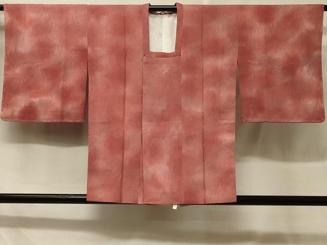 ■■■　サイズ　■■■ 身丈 78.5cm（肩から） 裄丈 65cm 袖丈 47.5cm　縫込み 5cm 袖幅 33.5cm 前幅 21cm 後幅 29cm 裄 お袖側 約2.5cm　身頃側 約2.5cm ■■■　商品詳細　■■■ 【正絹】 状態は特に目立ったシミ汚れなどもなく大変良い状態です。 大変上質な逸品になります。 お安く出品致しますので、是非この機会にいかがでしょうか？ ■■■　注意事項　■■■ ■モニター発色の具合により色合いが異なる場合がございます。 ■寸法は多少の誤差が生じる場合がございますのでご了承ください。 ■縫込みの長さが左右非対称の場合は短い部分を記載しております。 左右非対称であってもご返品・お値引き等の保証は出来かねますので、ご了承の上ご購入をお願い致します。 ■シミ等のチェックには注意を払っておりますが、見落としがある場合もございますし、個人の見解も様々ですので神経質な方のご購入はお控えください。 ■箪笥に入っておりました着物や帯なので畳みシワや匂いがあるものもございます。 ■お休みは基本的に土日祝となりますが、その他臨時でお休みする場合がございますのでご了承ください。 ■商品の発送は平日のみの発送となります。 ■夜間と土曜、日曜日はお問い合わせの回答が遅れる場合がございます。 ■当店では、お直し、紋入れ、お手入れ等は承っておりません。 ■生地の状態（ヤケ、経年劣化等）によってはサイズ直しが出来ない場合がございます。 その点もどうかご了承のうえ、ご購入をお願いいたします。 ■弊社で取り扱う商品は一点ものにつき、時期や在庫状況に応じて金額が変更となる場合がございます。 ■検針は行っておりません。予めご了承いただきますようお願いいたします。 ■【洗える着物】と記載のある商品におきましては、商品お届け後に洗濯を行ってしまってからのご返品にはご対応しかねます。 念の為、専門店でのお手入れをお願いいたします。 ■着物のサイズ目安は下記を参考ください↓ ＜女性着物＞　お端折り次第で＋5cm　−1cmが着用可能サイズ 　例）身丈170cmの場合、身長160cm〜175cm ＜男性着物＞　身丈＋約25cm〜27cm程が適応身長 　例）身丈155cmの場合、身長180〜182cm