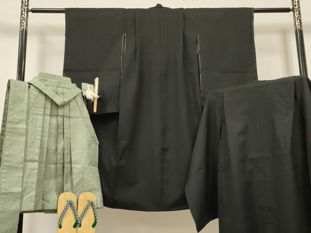 ■■■　サイズ　■■■ 【祝着】 身丈 104cm（肩から） 裄丈 50cm（肩上げ　3cm） 袖丈 57.5cm　縫込み 1cm 袖幅 30.5cm 前幅 19cm 後幅 23.5cm 着物縫いこみ 内揚げ 0cm （腰上げ　0cm） 裄 お袖側 約6.5cm　身頃側 約1cm 【羽織】 身丈 68.5cm（肩から） 裄丈 50.5cm（肩上げ　3cm） 袖丈 57.5cm　縫込み 1.5cm 袖幅 31.5cm 前幅 16.5cm 後幅 24cm （腰上げ　0cm） 裄 お袖側 約7.5cm　身頃側 約3cm 【袴】 紐下　約　53cm 【帯】 長さ 268cm　幅 7cm程 【雪駄】 長さ 19.5cm　幅 8cm　高さ 1cm程 ■■■　商品詳細　■■■ 着物【化繊】・羽織【化繊】・袴【交織】・帯【化繊】のいずれも 状態は特に目立ったシミ汚れなどもなく大変良い状態です。 お安く出品致しますので、是非この機会にいかがでしょうか？ ※接写画像のように雪駄天・巻・底に薄い汚れがございます。 ※襦袢の付属がございません。 ※ご自身で洗濯された場合の保証はできかねます。専門店にご相談ください。 ■■■　注意事項　■■■ ■モニター発色の具合により色合いが異なる場合がございます。 ■寸法は多少の誤差が生じる場合がございますのでご了承ください。 ■縫込みの長さが左右非対称の場合は短い部分を記載しております。 左右非対称であってもご返品・お値引き等の保証は出来かねますので、ご了承の上ご購入をお願い致します。 ■シミ等のチェックには注意を払っておりますが、見落としがある場合もございますし、個人の見解も様々ですので神経質な方のご購入はお控えください。 ■箪笥に入っておりました着物や帯なので畳みシワや匂いがあるものもございます。 ■お休みは基本的に土日祝となりますが、その他臨時でお休みする場合がございますのでご了承ください。 ■商品の発送は平日のみの発送となります。 ■夜間と土曜、日曜日はお問い合わせの回答が遅れる場合がございます。 ■当店では、お直し、紋入れ、お手入れ等は承っておりません。 ■生地の状態（ヤケ、経年劣化等）によってはサイズ直しが出来ない場合がございます。 その点もどうかご了承のうえ、ご購入をお願いいたします。 ■弊社で取り扱う商品は一点ものにつき、時期や在庫状況に応じて金額が変更となる場合がございます。 ■検針は行っておりません。予めご了承いただきますようお願いいたします。 ■【洗える着物】と記載のある商品におきましては、商品お届け後に洗濯を行ってしまってからのご返品にはご対応しかねます。 念の為、専門店でのお手入れをお願いいたします。 ■着物のサイズ目安は下記を参考ください↓ ＜女性着物＞　お端折り次第で＋5cm　−1cmが着用可能サイズ 　例）身丈170cmの場合、身長160cm〜175cm ＜男性着物＞　身丈＋約25cm〜27cm程が適応身長 　例）身丈155cmの場合、身長180〜182cm