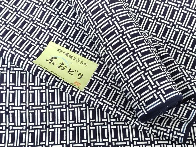 ■■■　サイズ　■■■ 長さ　　着尺分あり 幅　　　約38cm ■■■　商品詳細　■■■ 【正絹・未使用】 状態は特に目立ったシミ汚れなどもなく大変良い状態です。 大変上質な逸品になります。 お安く出品致しますので、是非この機会にいかがでしょうか？ ※若干保管臭がございます。 ■■■　注意事項　■■■ ■モニター発色の具合により色合いが異なる場合がございます。 ■寸法は多少の誤差が生じる場合がございますのでご了承ください。 ■縫込みの長さが左右非対称の場合は短い部分を記載しております。 左右非対称であってもご返品・お値引き等の保証は出来かねますので、ご了承の上ご購入をお願い致します。 ■シミ等のチェックには注意を払っておりますが、見落としがある場合もございますし、個人の見解も様々ですので神経質な方のご購入はお控えください。 ■箪笥に入っておりました着物や帯なので畳みシワや匂いがあるものもございます。 ■お休みは基本的に土日祝となりますが、その他臨時でお休みする場合がございますのでご了承ください。 ■商品の発送は平日のみの発送となります。 ■夜間と土曜、日曜日はお問い合わせの回答が遅れる場合がございます。 ■当店では、お直し、紋入れ、お手入れ等は承っておりません。 ■生地の状態（ヤケ、経年劣化等）によってはサイズ直しが出来ない場合がございます。 その点もどうかご了承のうえ、ご購入をお願いいたします。 ■弊社で取り扱う商品は一点ものにつき、時期や在庫状況に応じて金額が変更となる場合がございます。 ■検針は行っておりません。予めご了承いただきますようお願いいたします。 ■【洗える着物】と記載のある商品におきましては、商品お届け後に洗濯を行ってしまってからのご返品にはご対応しかねます。 念の為、専門店でのお手入れをお願いいたします。 ■写真に写っている物が全てになります。それ以外の付属品はございませんのでご了承ください。 ■状態に関する写真につきましては、掲載可能な写真枚数に限りがあるため、各箇所につき1枚参考画像を掲載しております。 ■着物のサイズ目安は下記を参考ください↓ ＜女性着物＞　お端折り次第で＋5cm　−1cmが着用可能サイズ 　例）身丈170cmの場合、身長160cm〜175cm ＜男性着物＞　身丈＋約25cm〜27cm程が適応身長 　例）身丈155cmの場合、身長180〜182cm