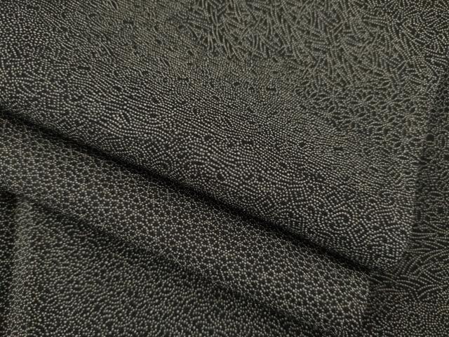 ■■■　サイズ　■■■ 身丈 163cm（肩から） 裄丈 64cm 袖丈 49cm　縫込み 3cm 袖幅 33cm 前幅 24cm 後幅 30cm 着物縫いこみ 内揚げ 4cm 裄 お袖側 約1cm　身頃側 約3.5cm ■■■　商品詳細　■■■ 【正絹】 状態は特に目立ったシミ汚れなどもなく大変良い状態です。 大変上質な逸品になります。 お安く出品致しますので、是非この機会にいかがでしょうか？ ■■■　注意事項　■■■ ■モニター発色の具合により色合いが異なる場合がございます。 ■寸法は多少の誤差が生じる場合がございますのでご了承ください。 ■シミ等のチェックには注意を払っておりますが、見落としがある場合もございますし、個人の見解も様々ですので神経質な方のご購入はお控えください。 ■箪笥に入っておりました着物や帯なので畳みシワや匂いがあるものもございます。 ■お休みは基本的に土日祝となりますが、その他臨時でお休みする場合がございますのでご了承ください。 ■商品の発送は平日のみの発送となります。 ■夜間と土曜、日曜日はお問い合わせの回答が遅れる場合がございます。 ■当店では、お直し、紋入れ、お手入れ等は承っておりません。 ■生地の状態（ヤケ、経年劣化等）によってはサイズ直しが出来ない場合がございます。 その点もどうかご了承のうえ、ご購入をお願いいたします。 ■着物のサイズ目安は下記を参考ください↓ ＜女性着物＞　身長-10cm+5cmが着用可能サイズ(お端折り次第) 　例）身長160cmの方→着物身丈150cm〜165cm ＜男性着物＞　身長-27cm ±5cmが着用可能サイズ 　例）身長170cmの方→着物身丈138cm〜148cm