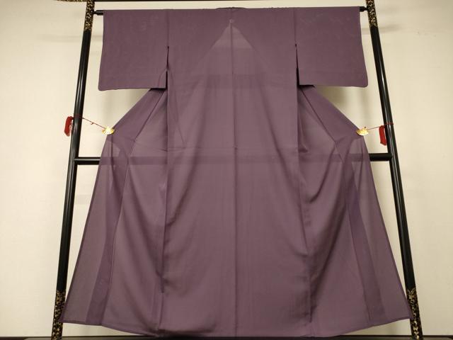 ■■■　サイズ　■■■ 身丈 154.5cm（肩から） 裄丈 62.5cm 袖丈 44cm　縫込み 2cm 袖幅 32cm 前幅 25cm 後幅 31.5cm 着物縫いこみ 内揚げ 4cm 裄 お袖側 約2.5cm　身頃側 約2cm ■■■　商品詳細　■■■ 【正絹・一つ紋】 状態は接写画像のように衿山・後身頃に薄い汚れがございますが その他特に目立ったシミ汚れなどもなく大変良い状態です。 大変上質な逸品になります。 お安く出品致しますので、是非この機会にいかがでしょうか？ ■■■　注意事項　■■■ ■モニター発色の具合により色合いが異なる場合がございます。 ■寸法は多少の誤差が生じる場合がございますのでご了承ください。 ■縫込みの長さが左右非対称の場合は短い部分を記載しております。 左右非対称であってもご返品・お値引き等の保証は出来かねますので、ご了承の上ご購入をお願い致します。 ■シミ等のチェックには注意を払っておりますが、見落としがある場合もございますし、個人の見解も様々ですので神経質な方のご購入はお控えください。 ■箪笥に入っておりました着物や帯なので畳みシワや匂いがあるものもございます。 ■お休みは基本的に土日祝となりますが、その他臨時でお休みする場合がございますのでご了承ください。 ■商品の発送は平日のみの発送となります。 ■夜間と土曜、日曜日はお問い合わせの回答が遅れる場合がございます。 ■当店では、お直し、紋入れ、お手入れ等は承っておりません。 ■生地の状態（ヤケ、経年劣化等）によってはサイズ直しが出来ない場合がございます。 その点もどうかご了承のうえ、ご購入をお願いいたします。 ■弊社で取り扱う商品は一点ものにつき、時期や在庫状況に応じて金額が変更となる場合がございます。 ■検針は行っておりません。予めご了承いただきますようお願いいたします。 ■【洗える着物】と記載のある商品におきましては、商品お届け後に洗濯を行ってしまってからのご返品にはご対応しかねます。 念の為、専門店でのお手入れをお願いいたします。 ■着物のサイズ目安は下記を参考ください↓ ＜女性着物＞　お端折り次第で＋5cm　−1cmが着用可能サイズ 　例）身丈170cmの場合、身長160cm〜175cm ＜男性着物＞　身丈＋約25cm〜27cm程が適応身長 　例）身丈155cmの場合、身長180〜182cm