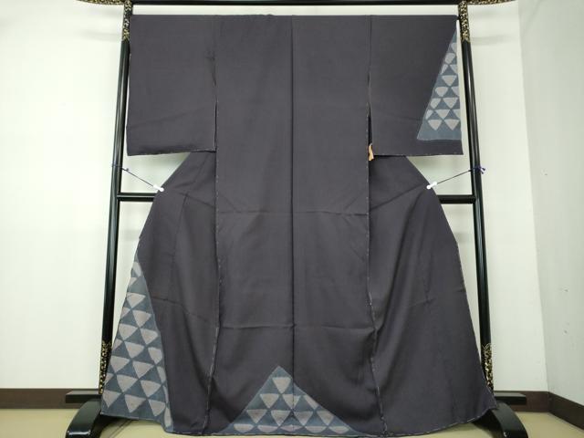 ■■■　サイズ　■■■ 反幅　36cm　　　八掛付き ※ご自身でお好みのサイズに仕立ててお召になっていただけます。 ■■■　商品詳細　■■■ 【正絹・未使用】 状態は接写画像のように表地所々にヤケがございます。 大変上質な逸品になります。ぜひお手入れをされてお召しになられてはいかがでしょうか。 お安く出品致しますので、是非この機会にいかがでしょうか？ ■■■　注意事項　■■■ ■モニター発色の具合により色合いが異なる場合がございます。 ■寸法は多少の誤差が生じる場合がございますのでご了承ください。 ■縫込みの長さが左右非対称の場合は短い部分を記載しております。 左右非対称であってもご返品・お値引き等の保証は出来かねますので、ご了承の上ご購入をお願い致します。 ■シミ等のチェックには注意を払っておりますが、見落としがある場合もございますし、個人の見解も様々ですので神経質な方のご購入はお控えください。 ■箪笥に入っておりました着物や帯なので畳みシワや匂いがあるものもございます。 ■お休みは基本的に土日祝となりますが、その他臨時でお休みする場合がございますのでご了承ください。 ■商品の発送は平日のみの発送となります。 ■夜間と土曜、日曜日はお問い合わせの回答が遅れる場合がございます。 ■当店では、お直し、紋入れ、お手入れ等は承っておりません。 ■生地の状態（ヤケ、経年劣化等）によってはサイズ直しが出来ない場合がございます。 その点もどうかご了承のうえ、ご購入をお願いいたします。 ■弊社で取り扱う商品は一点ものにつき、時期や在庫状況に応じて金額が変更となる場合がございます。 ■検針は行っておりません。予めご了承いただきますようお願いいたします。 ■【洗える着物】と記載のある商品におきましては、商品お届け後に洗濯を行ってしまってからのご返品にはご対応しかねます。 念の為、専門店でのお手入れをお願いいたします。 ■着物のサイズ目安は下記を参考ください↓ ＜女性着物＞　お端折り次第で＋5cm　−1cmが着用可能サイズ 　例）身丈170cmの場合、身長160cm〜175cm ＜男性着物＞　身丈＋約25cm〜27cm程が適応身長 　例）身丈155cmの場合、身長180〜182cm