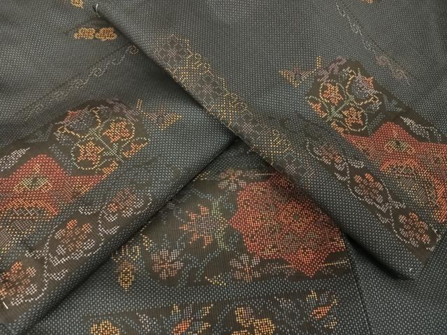 ■■■　サイズ　■■■ 身丈 160cm（肩から） 裄丈 62.5cm 袖丈 47cm　縫込み 2cm 袖幅 32cm 前幅 24cm 後幅 29.5cm 着物縫いこみ 内揚げ 0cm 裄 お袖側 約2cm　身頃側 約3cm ■■■　商品詳細　■■■ 【正絹・未使用・バチ衿】 状態は接写画像のように後身頃・胴裏に薄い汚れがございますが その他特に目立ったシミ汚れなどもなく大変良い状態です。 大変上質な逸品になります。 お安く出品致しますので、是非この機会にいかがでしょうか？ ■■■　注意事項　■■■ ■モニター発色の具合により色合いが異なる場合がございます。 ■寸法は多少の誤差が生じる場合がございますのでご了承ください。 ■シミ等のチェックには注意を払っておりますが、見落としがある場合もございますし、個人の見解も様々ですので神経質な方のご購入はお控えください。 ■箪笥に入っておりました着物や帯なので畳みシワや匂いがあるものもございます。 ■お休みは基本的に土日祝となりますが、その他臨時でお休みする場合がございますのでご了承ください。 ■商品の発送は平日のみの発送となります。 ■夜間と土曜、日曜日はお問い合わせの回答が遅れる場合がございます。 ■当店では、お直し、紋入れ、お手入れ等は承っておりません。 ■生地の状態（ヤケ、経年劣化等）によってはサイズ直しが出来ない場合がございます。 その点もどうかご了承のうえ、ご購入をお願いいたします。 ■着物のサイズ目安は下記を参考ください↓ ＜女性着物＞　身長-10cm+5cmが着用可能サイズ(お端折り次第) 　例）身長160cmの方→着物身丈150cm〜165cm ＜男性着物＞　身長-27cm ±5cmが着用可能サイズ 　例）身長170cmの方→着物身丈138cm〜148cm