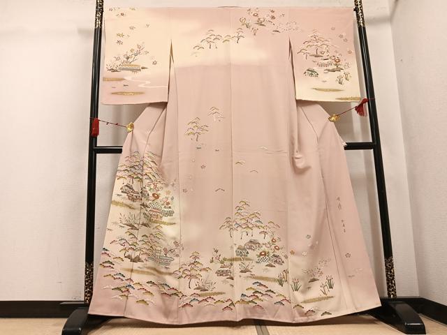 ■■■　サイズ　■■■ 身丈 159cm（肩から） 裄丈 66cm 袖丈 54.5cm　縫込み 5cm 袖幅 34cm 前幅 24.5cm 後幅 30cm 着物縫いこみ 内揚げ 0cm 裄 お袖側 約1cm　身頃側 約1cm ■■■　商品詳細　■■■ 【正絹】 状態は接写画像のように表地白場・八掛・衿山・左袖に薄い汚れがございます。 大変上質な逸品になりますのでぜひお手入れをされてお召しになられてはいかがでしょうか。 お安く出品致しますので、是非この機会にいかがでしょうか？ ※下前おくみに為書きがございますが着用時には見えない部分になりますのであまり気にならずお召になれるかと思います ■■■　注意事項　■■■ ■モニター発色の具合により色合いが異なる場合がございます。 ■寸法は多少の誤差が生じる場合がございますのでご了承ください。 ■縫込みの長さが左右非対称の場合は短い部分を記載しております。 左右非対称であってもご返品・お値引き等の保証は出来かねますので、ご了承の上ご購入をお願い致します。 ■シミ等のチェックには注意を払っておりますが、見落としがある場合もございますし、個人の見解も様々ですので神経質な方のご購入はお控えください。 ■箪笥に入っておりました着物や帯なので畳みシワや匂いがあるものもございます。 ■お休みは基本的に土日祝となりますが、その他臨時でお休みする場合がございますのでご了承ください。 ■商品の発送は平日のみの発送となります。 ■夜間と土曜、日曜日はお問い合わせの回答が遅れる場合がございます。 ■当店では、お直し、紋入れ、お手入れ等は承っておりません。 ■生地の状態（ヤケ、経年劣化等）によってはサイズ直しが出来ない場合がございます。 その点もどうかご了承のうえ、ご購入をお願いいたします。 ■弊社で取り扱う商品は一点ものにつき、時期や在庫状況に応じて金額が変更となる場合がございます。 ■検針は行っておりません。予めご了承いただきますようお願いいたします。 ■【洗える着物】と記載のある商品におきましては、商品お届け後に洗濯を行ってしまってからのご返品にはご対応しかねます。 念の為、専門店でのお手入れをお願いいたします。 ■写真に写っている物が全てになります。それ以外の付属品はございませんのでご了承ください。 ■状態に関する写真につきましては、掲載可能な写真枚数に限りがあるため、各箇所につき1枚参考画像を掲載しております。 ■着物のサイズ目安は下記を参考ください↓ ＜女性着物＞　お端折り次第で＋5cm　－1cmが着用可能サイズ 　例）身丈170cmの場合、身長160cm～175cm ＜男性着物＞　身丈＋約25cm～27cm程が適応身長 　例）身丈155cmの場合、身長180～182cm