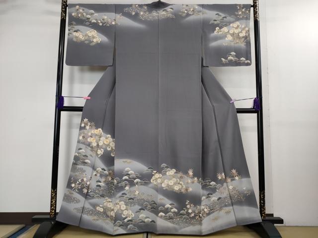 ■■■　サイズ　■■■ 身丈 160cm（肩から） 裄丈 66.5cm 袖丈 47cm　 縫込み 3cm 袖幅 34.5cm 前幅 25cm 後幅 30.5cm 着物縫いこみ 内揚げ 8cm 裄 お袖側 約 1cm　身頃側 約 3cm ■■■　商品詳細　■■■ 【正絹】 状態は特に目立ったシミ汚れなどもなく大変良い状態です。 大変上質な極上の逸品になります。 お安く出品致しますので、是非この機会にいかがでしょうか？ ■■■　注意事項　■■■ ■モニター発色の具合により色合いが異なる場合がございます。 ■寸法は多少の誤差が生じる場合がございますのでご了承ください。 ■縫込みの長さが左右非対称の場合は短い部分を記載しております。 左右非対称であってもご返品・お値引き等の保証は出来かねますので、ご了承の上ご購入をお願い致します。 ■シミ等のチェックには注意を払っておりますが、見落としがある場合もございますし、個人の見解も様々ですので神経質な方のご購入はお控えください。 ■箪笥に入っておりました着物や帯なので畳みシワや匂いがあるものもございます。 ■お休みは基本的に土日祝となりますが、その他臨時でお休みする場合がございますのでご了承ください。 ■商品の発送は平日のみの発送となります。 ■夜間と土曜、日曜日はお問い合わせの回答が遅れる場合がございます。 ■当店では、お直し、紋入れ、お手入れ等は承っておりません。 ■生地の状態（ヤケ、経年劣化等）によってはサイズ直しが出来ない場合がございます。 その点もどうかご了承のうえ、ご購入をお願いいたします。 ■弊社で取り扱う商品は一点ものにつき、時期や在庫状況に応じて金額が変更となる場合がございます。 ■検針は行っておりません。予めご了承いただきますようお願いいたします。 ■【洗える着物】と記載のある商品におきましては、商品お届け後に洗濯を行ってしまってからのご返品にはご対応しかねます。 念の為、専門店でのお手入れをお願いいたします。 ■着物のサイズ目安は下記を参考ください↓ ＜女性着物＞　お端折り次第で＋5?　−10?が着用可能サイズ 　例）身丈170?の場合、身長160?〜175? ＜男性着物＞　身丈＋約25?〜27?程が適応身長 　例）身丈155?の場合、身長180〜182?