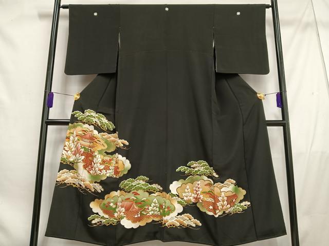 ■■■　サイズ　■■■ 身丈 146cm（肩から） 裄丈 62cm 袖丈 49cm　縫込み 4cm 袖幅 32cm 前幅 23cm 後幅 30cm 着物縫いこみ 内揚げ 9cm 裄 お袖側 約2cm　身頃側 約3cm ■■■　商品詳細　■■■ 【正絹・五つ紋・比翼仕立て】 状態は画像を添付しておりますので、そちらをご確認下さいますよう宜しくお願い致します。 大変上質な逸品になります。 お安く出品致しますので、是非この機会にいかがでしょうか？ ■■■　注意事項　■■■ ■モニター発色の具合により色合いが異なる場合がございます。 ■寸法は多少の誤差が生じる場合がございますのでご了承ください。 ■縫込みの長さが左右非対称の場合は短い部分を記載しております。 左右非対称であってもご返品・お値引き等の保証は出来かねますので、ご了承の上ご購入をお願い致します。 ■シミ等のチェックには注意を払っておりますが、見落としがある場合もございますし、個人の見解も様々ですので神経質な方のご購入はお控えください。 ■箪笥に入っておりました着物や帯なので畳みシワや匂いがあるものもございます。 ■お休みは基本的に土日祝となりますが、その他臨時でお休みする場合がございますのでご了承ください。 ■商品の発送は平日のみの発送となります。 ■夜間と土曜、日曜日はお問い合わせの回答が遅れる場合がございます。 ■当店では、お直し、紋入れ、お手入れ等は承っておりません。 ■生地の状態（ヤケ、経年劣化等）によってはサイズ直しが出来ない場合がございます。 その点もどうかご了承のうえ、ご購入をお願いいたします。 ■弊社で取り扱う商品は一点ものにつき、時期や在庫状況に応じて金額が変更となる場合がございます。 ■検針は行っておりません。予めご了承いただきますようお願いいたします。 ■【洗える着物】と記載のある商品におきましては、商品お届け後に洗濯を行ってしまってからのご返品にはご対応しかねます。 念の為、専門店でのお手入れをお願いいたします。 ■着物のサイズ目安は下記を参考ください↓ ＜女性着物＞　お端折り次第で＋5cm　−1cmが着用可能サイズ 　例）身丈170cmの場合、身長160cm〜175cm ＜男性着物＞　身丈＋約25cm〜27cm程が適応身長 　例）身丈155cmの場合、身長180〜182cm