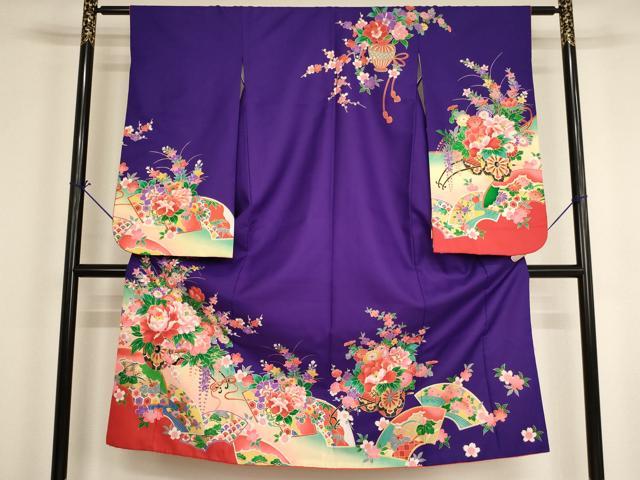 ■■■　サイズ　■■■ 【祝着】 身丈 134.5cm（肩から） 裄丈 57.5cm（肩上げ　0cm） 袖丈 75cm　縫込み 2.5cm 袖幅 31.5cm 前幅 18.5cm 後幅 26cm 着物縫いこみ 内揚げ 0cm （腰上げ　0cm） 裄 お袖側 約2cm　身頃側 約1.5cm ■■■　商品詳細　■■■ 着物【化繊】の状態は接写画像のように右袖後ろに薄い汚れがございますが その他特に目立ったシミ汚れなどもなく大変良い状態です。 お安く出品致しますので、是非この機会にいかがでしょうか？ ■■■　注意事項　■■■ ■モニター発色の具合により色合いが異なる場合がございます。 ■寸法は多少の誤差が生じる場合がございますのでご了承ください。 ■縫込みの長さが左右非対称の場合は短い部分を記載しております。 左右非対称であってもご返品・お値引き等の保証は出来かねますので、ご了承の上ご購入をお願い致します。 ■シミ等のチェックには注意を払っておりますが、見落としがある場合もございますし、個人の見解も様々ですので神経質な方のご購入はお控えください。 ■箪笥に入っておりました着物や帯なので畳みシワや匂いがあるものもございます。 ■お休みは基本的に土日祝となりますが、その他臨時でお休みする場合がございますのでご了承ください。 ■商品の発送は平日のみの発送となります。 ■夜間と土曜、日曜日はお問い合わせの回答が遅れる場合がございます。 ■当店では、お直し、紋入れ、お手入れ等は承っておりません。 ■生地の状態（ヤケ、経年劣化等）によってはサイズ直しが出来ない場合がございます。 その点もどうかご了承のうえ、ご購入をお願いいたします。 ■弊社で取り扱う商品は一点ものにつき、時期や在庫状況に応じて金額が変更となる場合がございます。 ■検針は行っておりません。予めご了承いただきますようお願いいたします。 ■【洗える着物】と記載のある商品におきましては、商品お届け後に洗濯を行ってしまってからのご返品にはご対応しかねます。 念の為、専門店でのお手入れをお願いいたします。 ■写真に写っている物が全てになります。それ以外の付属品はございませんのでご了承ください。 ■着物のサイズ目安は下記を参考ください↓ ＜女性着物＞　お端折り次第で＋5cm　−1cmが着用可能サイズ 　例）身丈170cmの場合、身長160cm〜175cm ＜男性着物＞　身丈＋約25cm〜27cm程が適応身長 　例）身丈155cmの場合、身長180〜182cm