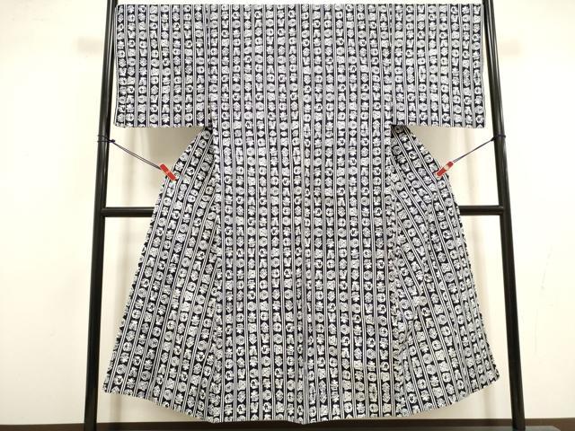 ■■■　サイズ　■■■ 身丈 147.5cm（肩から） 裄丈 68.5cm 袖丈 49cm　縫込み 2.5cm 袖幅 34.5cm 前幅 25.5cm 後幅 32.5cm 着物縫いこみ 内揚げ 0cm 裄 お袖側 約0cm　身頃側 約0cm ■■■　商品詳細　■■■ 【綿】 状態は特に目立ったシミ汚れなどもなく大変良い状態です。 大変上質な逸品になります。 お安く出品致しますので、是非この機会にいかがでしょうか？ ■■■　注意事項　■■■ ■モニター発色の具合により色合いが異なる場合がございます。 ■寸法は多少の誤差が生じる場合がございますのでご了承ください。 ■縫込みの長さが左右非対称の場合は短い部分を記載しております。 左右非対称であってもご返品・お値引き等の保証は出来かねますので、ご了承の上ご購入をお願い致します。 ■シミ等のチェックには注意を払っておりますが、見落としがある場合もございますし、個人の見解も様々ですので神経質な方のご購入はお控えください。 ■箪笥に入っておりました着物や帯なので畳みシワや匂いがあるものもございます。 ■お休みは基本的に土日祝となりますが、その他臨時でお休みする場合がございますのでご了承ください。 ■商品の発送は平日のみの発送となります。 ■夜間と土曜、日曜日はお問い合わせの回答が遅れる場合がございます。 ■当店では、お直し、紋入れ、お手入れ等は承っておりません。 ■生地の状態（ヤケ、経年劣化等）によってはサイズ直しが出来ない場合がございます。 その点もどうかご了承のうえ、ご購入をお願いいたします。 ■弊社で取り扱う商品は一点ものにつき、時期や在庫状況に応じて金額が変更となる場合がございます。 ■検針は行っておりません。予めご了承いただきますようお願いいたします。 ■【洗える着物】と記載のある商品におきましては、商品お届け後に洗濯を行ってしまってからのご返品にはご対応しかねます。 念の為、専門店でのお手入れをお願いいたします。 ■写真に写っている物が全てになります。それ以外の付属品はございませんのでご了承ください。 ■状態に関する写真につきましては、掲載可能な写真枚数に限りがあるため、各箇所につき1枚参考画像を掲載しております。 ■着物のサイズ目安は下記を参考ください↓ ＜女性着物＞　お端折り次第で＋5cm　−1cmが着用可能サイズ 　例）身丈170cmの場合、身長160cm〜175cm ＜男性着物＞　身丈＋約25cm〜27cm程が適応身長 　例）身丈155cmの場合、身長180〜182cm