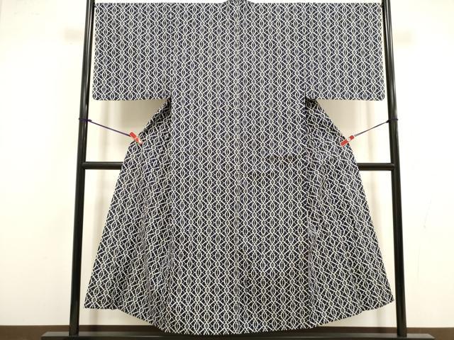 ■■■　サイズ　■■■ 身丈 149cm（肩から） 裄丈 68cm 袖丈 48.5cm　縫込み 2.5cm 袖幅 36cm 前幅 25cm 後幅 31cm 着物縫いこみ 内揚げ 5cm 裄 お袖側 約1.5cm　身頃側 約1cm ■■■　商品詳細　■■■ 【綿】 状態は接写画像のように居敷当てに薄い汚れがございますがその他表地は特に目立ったシミ汚れなどもなく大変良い状態です。 大変上質な逸品になります。 お安く出品致しますので、是非この機会にいかがでしょうか？ ■■■　注意事項　■■■ ■モニター発色の具合により色合いが異なる場合がございます。 ■寸法は多少の誤差が生じる場合がございますのでご了承ください。 ■縫込みの長さが左右非対称の場合は短い部分を記載しております。 左右非対称であってもご返品・お値引き等の保証は出来かねますので、ご了承の上ご購入をお願い致します。 ■シミ等のチェックには注意を払っておりますが、見落としがある場合もございますし、個人の見解も様々ですので神経質な方のご購入はお控えください。 ■箪笥に入っておりました着物や帯なので畳みシワや匂いがあるものもございます。 ■お休みは基本的に土日祝となりますが、その他臨時でお休みする場合がございますのでご了承ください。 ■商品の発送は平日のみの発送となります。 ■夜間と土曜、日曜日はお問い合わせの回答が遅れる場合がございます。 ■当店では、お直し、紋入れ、お手入れ等は承っておりません。 ■生地の状態（ヤケ、経年劣化等）によってはサイズ直しが出来ない場合がございます。 その点もどうかご了承のうえ、ご購入をお願いいたします。 ■弊社で取り扱う商品は一点ものにつき、時期や在庫状況に応じて金額が変更となる場合がございます。 ■検針は行っておりません。予めご了承いただきますようお願いいたします。 ■【洗える着物】と記載のある商品におきましては、商品お届け後に洗濯を行ってしまってからのご返品にはご対応しかねます。 念の為、専門店でのお手入れをお願いいたします。 ■写真に写っている物が全てになります。それ以外の付属品はございませんのでご了承ください。 ■状態に関する写真につきましては、掲載可能な写真枚数に限りがあるため、各箇所につき1枚参考画像を掲載しております。 ■着物のサイズ目安は下記を参考ください↓ ＜女性着物＞　お端折り次第で＋5cm　−1cmが着用可能サイズ 　例）身丈170cmの場合、身長160cm〜175cm ＜男性着物＞　身丈＋約25cm〜27cm程が適応身長 　例）身丈155cmの場合、身長180〜182cm