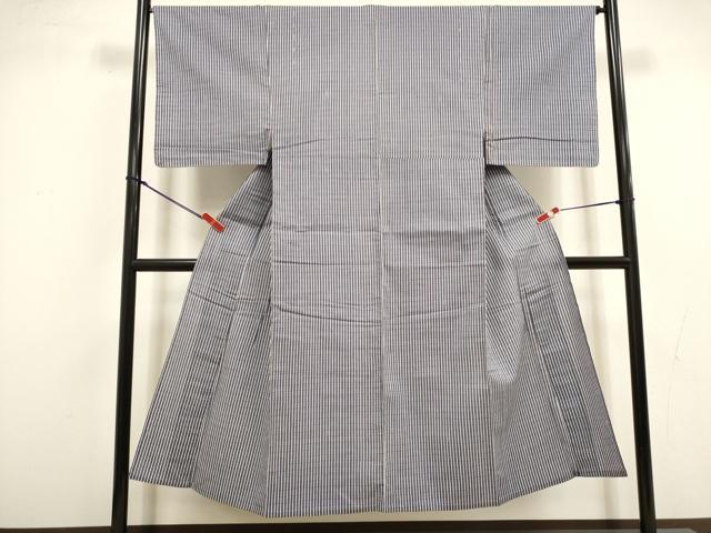 ■■■　サイズ　■■■ 身丈 143.5cm（肩から） 裄丈 66cm 袖丈 50.5cm　縫込み 3cm 袖幅 33cm 前幅 25cm 後幅 30.5cm 着物縫いこみ 内揚げ 6.5cm 裄 お袖側 約1cm　身頃側 約1cm ■■■　商品詳細　■■■ 【綿】 状態は接写画像のように後身頃・右袖前後に薄い汚れがございますが その他特に目立ったシミ汚れなどもなく大変良い状態です。 大変上質な逸品になります。 お安く出品致しますので、是非この機会にいかがでしょうか？ ■■■　注意事項　■■■ ■モニター発色の具合により色合いが異なる場合がございます。 ■寸法は多少の誤差が生じる場合がございますのでご了承ください。 ■縫込みの長さが左右非対称の場合は短い部分を記載しております。 左右非対称であってもご返品・お値引き等の保証は出来かねますので、ご了承の上ご購入をお願い致します。 ■シミ等のチェックには注意を払っておりますが、見落としがある場合もございますし、個人の見解も様々ですので神経質な方のご購入はお控えください。 ■箪笥に入っておりました着物や帯なので畳みシワや匂いがあるものもございます。 ■お休みは基本的に土日祝となりますが、その他臨時でお休みする場合がございますのでご了承ください。 ■商品の発送は平日のみの発送となります。 ■夜間と土曜、日曜日はお問い合わせの回答が遅れる場合がございます。 ■当店では、お直し、紋入れ、お手入れ等は承っておりません。 ■生地の状態（ヤケ、経年劣化等）によってはサイズ直しが出来ない場合がございます。 その点もどうかご了承のうえ、ご購入をお願いいたします。 ■弊社で取り扱う商品は一点ものにつき、時期や在庫状況に応じて金額が変更となる場合がございます。 ■検針は行っておりません。予めご了承いただきますようお願いいたします。 ■【洗える着物】と記載のある商品におきましては、商品お届け後に洗濯を行ってしまってからのご返品にはご対応しかねます。 念の為、専門店でのお手入れをお願いいたします。 ■写真に写っている物が全てになります。それ以外の付属品はございませんのでご了承ください。 ■状態に関する写真につきましては、掲載可能な写真枚数に限りがあるため、各箇所につき1枚参考画像を掲載しております。 ■着物のサイズ目安は下記を参考ください↓ ＜女性着物＞　お端折り次第で＋5cm　−1cmが着用可能サイズ 　例）身丈170cmの場合、身長160cm〜175cm ＜男性着物＞　身丈＋約25cm〜27cm程が適応身長 　例）身丈155cmの場合、身長180〜182cm