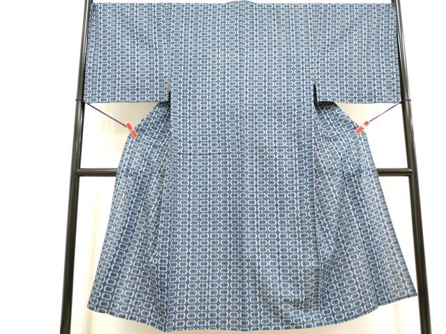 ■■■　サイズ　■■■ 身丈 139.5cm（肩から） 裄丈 70.5cm 袖丈 49cm　縫込み 5.5cm 袖幅 30cm 前幅 25cm 後幅 31cm 着物縫いこみ 内揚げ 4cm 裄 お袖側 約1.5cm　身頃側 約1cm ■■■　商品詳細　■■■ 【綿】 状態は特に目立ったシミ汚れなどもなく大変良い状態です。 大変上質な逸品になります。 お安く出品致しますので、是非この機会にいかがでしょうか？ ■■■　注意事項　■■■ ■モニター発色の具合により色合いが異なる場合がございます。 ■寸法は多少の誤差が生じる場合がございますのでご了承ください。 ■縫込みの長さが左右非対称の場合は短い部分を記載しております。 左右非対称であってもご返品・お値引き等の保証は出来かねますので、ご了承の上ご購入をお願い致します。 ■シミ等のチェックには注意を払っておりますが、見落としがある場合もございますし、個人の見解も様々ですので神経質な方のご購入はお控えください。 ■箪笥に入っておりました着物や帯なので畳みシワや匂いがあるものもございます。 ■お休みは基本的に土日祝となりますが、その他臨時でお休みする場合がございますのでご了承ください。 ■商品の発送は平日のみの発送となります。 ■夜間と土曜、日曜日はお問い合わせの回答が遅れる場合がございます。 ■当店では、お直し、紋入れ、お手入れ等は承っておりません。 ■生地の状態（ヤケ、経年劣化等）によってはサイズ直しが出来ない場合がございます。 その点もどうかご了承のうえ、ご購入をお願いいたします。 ■弊社で取り扱う商品は一点ものにつき、時期や在庫状況に応じて金額が変更となる場合がございます。 ■検針は行っておりません。予めご了承いただきますようお願いいたします。 ■【洗える着物】と記載のある商品におきましては、商品お届け後に洗濯を行ってしまってからのご返品にはご対応しかねます。 念の為、専門店でのお手入れをお願いいたします。 ■写真に写っている物が全てになります。それ以外の付属品はございませんのでご了承ください。 ■状態に関する写真につきましては、掲載可能な写真枚数に限りがあるため、各箇所につき1枚参考画像を掲載しております。 ■着物のサイズ目安は下記を参考ください↓ ＜女性着物＞　お端折り次第で＋5cm　−1cmが着用可能サイズ 　例）身丈170cmの場合、身長160cm〜175cm ＜男性着物＞　身丈＋約25cm〜27cm程が適応身長 　例）身丈155cmの場合、身長180〜182cm