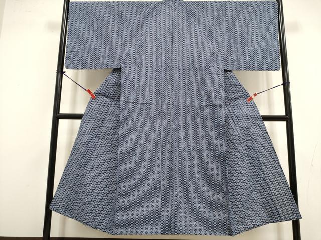 ■■■　サイズ　■■■ 身丈 144.5cm（肩から） 裄丈 68cm 袖丈 49cm　縫込み 5cm 袖幅 35cm 前幅 26cm 後幅 31.5cm 着物縫いこみ 内揚げ 4cm 裄 お袖側 約1cm　身頃側 約1cm ■■■　商品詳細　■■■ 【綿】 状態は特に目立ったシミ汚れなどもなく大変良い状態です。 大変上質な逸品になります。 お安く出品致しますので、是非この機会にいかがでしょうか？ ■■■　注意事項　■■■ ■モニター発色の具合により色合いが異なる場合がございます。 ■寸法は多少の誤差が生じる場合がございますのでご了承ください。 ■縫込みの長さが左右非対称の場合は短い部分を記載しております。 左右非対称であってもご返品・お値引き等の保証は出来かねますので、ご了承の上ご購入をお願い致します。 ■シミ等のチェックには注意を払っておりますが、見落としがある場合もございますし、個人の見解も様々ですので神経質な方のご購入はお控えください。 ■箪笥に入っておりました着物や帯なので畳みシワや匂いがあるものもございます。 ■お休みは基本的に土日祝となりますが、その他臨時でお休みする場合がございますのでご了承ください。 ■商品の発送は平日のみの発送となります。 ■夜間と土曜、日曜日はお問い合わせの回答が遅れる場合がございます。 ■当店では、お直し、紋入れ、お手入れ等は承っておりません。 ■生地の状態（ヤケ、経年劣化等）によってはサイズ直しが出来ない場合がございます。 その点もどうかご了承のうえ、ご購入をお願いいたします。 ■弊社で取り扱う商品は一点ものにつき、時期や在庫状況に応じて金額が変更となる場合がございます。 ■検針は行っておりません。予めご了承いただきますようお願いいたします。 ■【洗える着物】と記載のある商品におきましては、商品お届け後に洗濯を行ってしまってからのご返品にはご対応しかねます。 念の為、専門店でのお手入れをお願いいたします。 ■写真に写っている物が全てになります。それ以外の付属品はございませんのでご了承ください。 ■状態に関する写真につきましては、掲載可能な写真枚数に限りがあるため、各箇所につき1枚参考画像を掲載しております。 ■着物のサイズ目安は下記を参考ください↓ ＜女性着物＞　お端折り次第で＋5cm　−1cmが着用可能サイズ 　例）身丈170cmの場合、身長160cm〜175cm ＜男性着物＞　身丈＋約25cm〜27cm程が適応身長 　例）身丈155cmの場合、身長180〜182cm