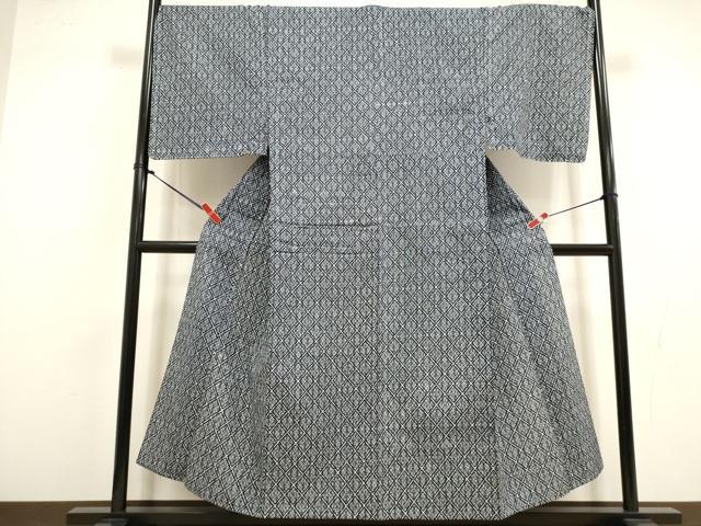 ■■■　サイズ　■■■ 身丈 152cm（肩から） 裄丈 71cm 袖丈 52.5cm　縫込み 2cm 袖幅 36cm 前幅 25.5cm 後幅 32cm 着物縫いこみ 内揚げ 5.5cm 裄 お袖側 約1.5cm　身頃側 約0cm ■■■　商品詳細　■■■ 【綿・未使用】 状態は接写画像のように右袖前後・後身頃に薄い汚れがございますが その他特に目立ったシミ汚れなどもなく大変良い状態です。 大変上質な逸品になります。 お安く出品致しますので、是非この機会にいかがでしょうか？ ■■■　注意事項　■■■ ■モニター発色の具合により色合いが異なる場合がございます。 ■寸法は多少の誤差が生じる場合がございますのでご了承ください。 ■縫込みの長さが左右非対称の場合は短い部分を記載しております。 左右非対称であってもご返品・お値引き等の保証は出来かねますので、ご了承の上ご購入をお願い致します。 ■シミ等のチェックには注意を払っておりますが、見落としがある場合もございますし、個人の見解も様々ですので神経質な方のご購入はお控えください。 ■箪笥に入っておりました着物や帯なので畳みシワや匂いがあるものもございます。 ■お休みは基本的に土日祝となりますが、その他臨時でお休みする場合がございますのでご了承ください。 ■商品の発送は平日のみの発送となります。 ■夜間と土曜、日曜日はお問い合わせの回答が遅れる場合がございます。 ■当店では、お直し、紋入れ、お手入れ等は承っておりません。 ■生地の状態（ヤケ、経年劣化等）によってはサイズ直しが出来ない場合がございます。 その点もどうかご了承のうえ、ご購入をお願いいたします。 ■弊社で取り扱う商品は一点ものにつき、時期や在庫状況に応じて金額が変更となる場合がございます。 ■検針は行っておりません。予めご了承いただきますようお願いいたします。 ■【洗える着物】と記載のある商品におきましては、商品お届け後に洗濯を行ってしまってからのご返品にはご対応しかねます。 念の為、専門店でのお手入れをお願いいたします。 ■写真に写っている物が全てになります。それ以外の付属品はございませんのでご了承ください。 ■状態に関する写真につきましては、掲載可能な写真枚数に限りがあるため、各箇所につき1枚参考画像を掲載しております。 ■着物のサイズ目安は下記を参考ください↓ ＜女性着物＞　お端折り次第で＋5cm　−1cmが着用可能サイズ 　例）身丈170cmの場合、身長160cm〜175cm ＜男性着物＞　身丈＋約25cm〜27cm程が適応身長 　例）身丈155cmの場合、身長180〜182cm
