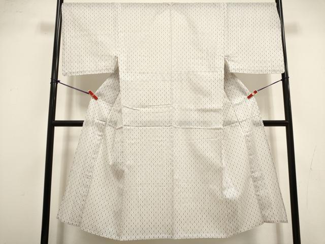 ■■■　サイズ　■■■ 身丈 143cm（肩から） 裄丈 69.5cm 袖丈 49cm　縫込み 3cm 袖幅 35.5cm 前幅 25cm 後幅 30.5cm 着物縫いこみ 内揚げ 5cm 裄 お袖側 約2cm　身頃側 約2cm ■■■　商品詳細　■■■ 【綿・未使用】 状態は特に目立ったシミ汚れなどもなく大変良い状態です。 大変上質な逸品になります。 お安く出品致しますので、是非この機会にいかがでしょうか？ ■■■　注意事項　■■■ ■モニター発色の具合により色合いが異なる場合がございます。 ■寸法は多少の誤差が生じる場合がございますのでご了承ください。 ■縫込みの長さが左右非対称の場合は短い部分を記載しております。 左右非対称であってもご返品・お値引き等の保証は出来かねますので、ご了承の上ご購入をお願い致します。 ■シミ等のチェックには注意を払っておりますが、見落としがある場合もございますし、個人の見解も様々ですので神経質な方のご購入はお控えください。 ■箪笥に入っておりました着物や帯なので畳みシワや匂いがあるものもございます。 ■お休みは基本的に土日祝となりますが、その他臨時でお休みする場合がございますのでご了承ください。 ■商品の発送は平日のみの発送となります。 ■夜間と土曜、日曜日はお問い合わせの回答が遅れる場合がございます。 ■当店では、お直し、紋入れ、お手入れ等は承っておりません。 ■生地の状態（ヤケ、経年劣化等）によってはサイズ直しが出来ない場合がございます。 その点もどうかご了承のうえ、ご購入をお願いいたします。 ■弊社で取り扱う商品は一点ものにつき、時期や在庫状況に応じて金額が変更となる場合がございます。 ■検針は行っておりません。予めご了承いただきますようお願いいたします。 ■【洗える着物】と記載のある商品におきましては、商品お届け後に洗濯を行ってしまってからのご返品にはご対応しかねます。 念の為、専門店でのお手入れをお願いいたします。 ■写真に写っている物が全てになります。それ以外の付属品はございませんのでご了承ください。 ■状態に関する写真につきましては、掲載可能な写真枚数に限りがあるため、各箇所につき1枚参考画像を掲載しております。 ■着物のサイズ目安は下記を参考ください↓ ＜女性着物＞　お端折り次第で＋5cm　−1cmが着用可能サイズ 　例）身丈170cmの場合、身長160cm〜175cm ＜男性着物＞　身丈＋約25cm〜27cm程が適応身長 　例）身丈155cmの場合、身長180〜182cm