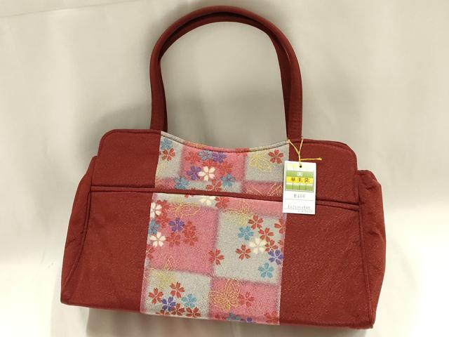 ■■■　サイズ　■■■ 【バッグ】 横　　　29cm 縦　　　18cm　取っ手込み　31cm 奥行き　8.5cm ■■■　商品詳細　■■■ 【未使用】 状態は特に目立ったシミ汚れなどもなく大変良い状態です。 大変上質な逸品になります。 お安く出品致しますので、是非この機会にいかがでしょうか？ ■■■　注意事項　■■■ ■モニター発色の具合により色合いが異なる場合がございます。 ■寸法は多少の誤差が生じる場合がございますのでご了承ください。 ■縫込みの長さが左右非対称の場合は短い部分を記載しております。 左右非対称であってもご返品・お値引き等の保証は出来かねますので、ご了承の上ご購入をお願い致します。 ■シミ等のチェックには注意を払っておりますが、見落としがある場合もございますし、個人の見解も様々ですので神経質な方のご購入はお控えください。 ■箪笥に入っておりました着物や帯なので畳みシワや匂いがあるものもございます。 ■お休みは基本的に土日祝となりますが、その他臨時でお休みする場合がございますのでご了承ください。 ■商品の発送は平日のみの発送となります。 ■夜間と土曜、日曜日はお問い合わせの回答が遅れる場合がございます。 ■当店では、お直し、紋入れ、お手入れ等は承っておりません。 ■生地の状態（ヤケ、経年劣化等）によってはサイズ直しが出来ない場合がございます。 その点もどうかご了承のうえ、ご購入をお願いいたします。 ■弊社で取り扱う商品は一点ものにつき、時期や在庫状況に応じて金額が変更となる場合がございます。 ■検針は行っておりません。予めご了承いただきますようお願いいたします。 ■【洗える着物】と記載のある商品におきましては、商品お届け後に洗濯を行ってしまってからのご返品にはご対応しかねます。 念の為、専門店でのお手入れをお願いいたします。 ■写真に写っている物が全てになります。それ以外の付属品はございませんのでご了承ください。 ■状態に関する写真につきましては、掲載可能な写真枚数に限りがあるため、各箇所につき1枚参考画像を掲載しております。 ■着物のサイズ目安は下記を参考ください↓ ＜女性着物＞　お端折り次第で＋5cm　−1cmが着用可能サイズ 　例）身丈170cmの場合、身長160cm〜175cm ＜男性着物＞　身丈＋約25cm〜27cm程が適応身長 　例）身丈155cmの場合、身長180〜182cm