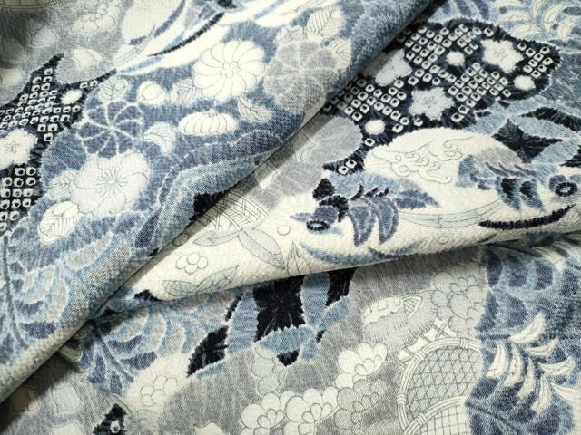 ■■■　サイズ　■■■ 身丈 165cm（肩から） 裄丈 67cm 袖丈 49cm　縫込み 4cm 袖幅 35cm 前幅 24cm 後幅 30cm 着物縫いこみ 内揚げ 4cm 裄 お袖側 約1cm　身頃側 約2cm ■■■　商品詳細　■■■ 【正絹】 状態は特に目立ったシミ汚れなどもなく大変良い状態です。 大変上質な逸品になります。 お安く出品致しますので、是非この機会にいかがでしょうか？ ■■■　注意事項　■■■ ■モニター発色の具合により色合いが異なる場合がございます。 ■寸法は多少の誤差が生じる場合がございますのでご了承ください。 ■シミ等のチェックには注意を払っておりますが、見落としがある場合もございますし、個人の見解も様々ですので神経質な方のご購入はお控えください。 ■箪笥に入っておりました着物や帯なので畳みシワや匂いがあるものもございます。 ■お休みは基本的に土日祝となりますが、その他臨時でお休みする場合がございますのでご了承ください。 ■商品の発送は平日のみの発送となります。 ■夜間と土曜、日曜日はお問い合わせの回答が遅れる場合がございます。 ■当店では、お直し、紋入れ、お手入れ等は承っておりません。 ■生地の状態（ヤケ、経年劣化等）によってはサイズ直しが出来ない場合がございます。 その点もどうかご了承のうえ、ご購入をお願いいたします。 ■着物のサイズ目安は下記を参考ください↓ ＜女性着物＞　身長-10cm+5cmが着用可能サイズ(お端折り次第) 　例）身長160cmの方→着物身丈150cm〜165cm ＜男性着物＞　身長-27cm ±5cmが着用可能サイズ 　例）身長170cmの方→着物身丈138cm〜148cm