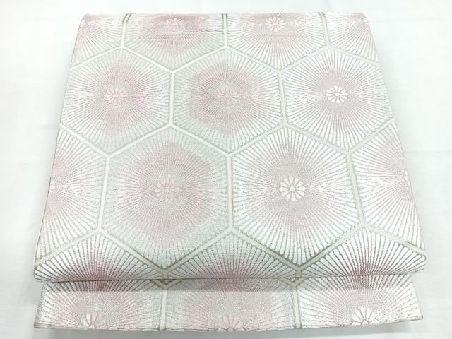 ■■■　サイズ　■■■ 長さ 428cm 幅 31cm程 ■■■　商品詳細　■■■ 【正絹・芯なし】 詳細に関しましては、画像をご確認ください。 大変上質な逸品になります。 お安く出品致しますので、是非この機会にいかがでしょうか？ ■■■　注意事項　■■■ ■モニター発色の具合により色合いが異なる場合がございます。 ■寸法は多少の誤差が生じる場合がございますのでご了承ください。 ■縫込みの長さが左右非対称の場合は短い部分を記載しております。 左右非対称であってもご返品・お値引き等の保証は出来かねますので、ご了承の上ご購入をお願い致します。 ■シミ等のチェックには注意を払っておりますが、見落としがある場合もございますし、個人の見解も様々ですので神経質な方のご購入はお控えください。 ■箪笥に入っておりました着物や帯なので畳みシワや匂いがあるものもございます。 ■お休みは基本的に土日祝となりますが、その他臨時でお休みする場合がございますのでご了承ください。 ■商品の発送は平日のみの発送となります。 ■夜間と土曜、日曜日はお問い合わせの回答が遅れる場合がございます。 ■当店では、お直し、紋入れ、お手入れ等は承っておりません。 ■生地の状態（ヤケ、経年劣化等）によってはサイズ直しが出来ない場合がございます。 その点もどうかご了承のうえ、ご購入をお願いいたします。 ■弊社で取り扱う商品は一点ものにつき、時期や在庫状況に応じて金額が変更となる場合がございます。 ■検針は行っておりません。予めご了承いただきますようお願いいたします。 ■【洗える着物】と記載のある商品におきましては、商品お届け後に洗濯を行ってしまってからのご返品にはご対応しかねます。 念の為、専門店でのお手入れをお願いいたします。 ■着物のサイズ目安は下記を参考ください↓ ＜女性着物＞　お端折り次第で＋5cm　−1cmが着用可能サイズ 　例）身丈170cmの場合、身長160cm〜175cm ＜男性着物＞　身丈＋約25cm〜27cm程が適応身長 　例）身丈155cmの場合、身長180〜182cm