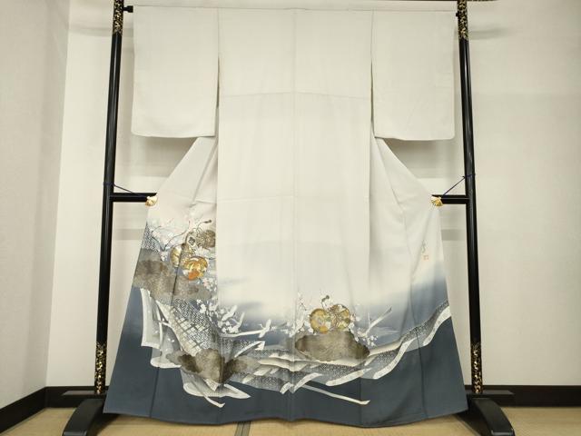 ■■■　サイズ　■■■ 身丈 162cm（肩から） 裄丈 64.5cm 袖丈 55cm　縫込み 6cm 袖幅 33cm 前幅 24.5cm 後幅 30cm 着物縫いこみ 内揚げ 7cm 裄 お袖側 約2cm　身頃側 約1cm ■■■　商品詳細　■■■ 【正絹・紋なし】 状態は接写画像のように上前おくみに汚れ、後身頃・両袖に薄い汚れ、比翼にシミがございますが その他特に目立ったシミ汚れなどもなく大変