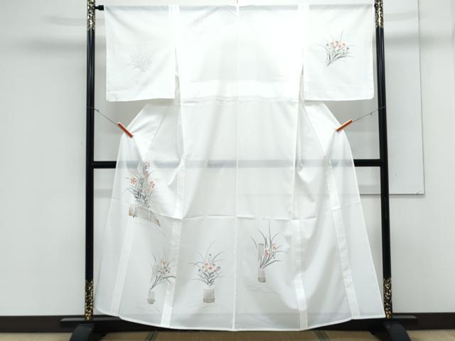 ■■■　サイズ　■■■ 身丈 157cm（肩から） 裄丈 65cm 袖丈 47cm　縫込み 4cm 袖幅 34cm 前幅 25cm 後幅 31cm 着物縫いこみ 内揚げ 5cm 裄 お袖側 約2cm　身頃側 約3cm ■■■　商品詳細　■■■ 【化繊】 状態は接写画像のように表地所々・衿山に薄い汚れがございます。 でぜひお手入れをされてお召しになられてはいかがでしょうか。 お安く出品致しますので、是非この機会にいかがでしょうか？ ■■■　注意事項　■■■ ■モニター発色の具合により色合いが異なる場合がございます。 ■寸法は多少の誤差が生じる場合がございますのでご了承ください。 ■縫込みの長さが左右非対称の場合は短い部分を記載しております。 左右非対称であってもご返品・お値引き等の保証は出来かねますので、ご了承の上ご購入をお願い致します。 ■シミ等のチェックには注意を払っておりますが、見落としがある場合もございますし、個人の見解も様々ですので神経質な方のご購入はお控えください。 ■箪笥に入っておりました着物や帯なので畳みシワや匂いがあるものもございます。 ■お休みは基本的に土日祝となりますが、その他臨時でお休みする場合がございますのでご了承ください。 ■商品の発送は平日のみの発送となります。 ■夜間と土曜、日曜日はお問い合わせの回答が遅れる場合がございます。 ■当店では、お直し、紋入れ、お手入れ等は承っておりません。 ■生地の状態（ヤケ、経年劣化等）によってはサイズ直しが出来ない場合がございます。 その点もどうかご了承のうえ、ご購入をお願いいたします。 ■弊社で取り扱う商品は一点ものにつき、時期や在庫状況に応じて金額が変更となる場合がございます。 ■検針は行っておりません。予めご了承いただきますようお願いいたします。 ■【洗える着物】と記載のある商品におきましては、商品お届け後に洗濯を行ってしまってからのご返品にはご対応しかねます。 念の為、専門店でのお手入れをお願いいたします。 ■写真に写っている物が全てになります。それ以外の付属品はございませんのでご了承ください。 ■状態に関する写真につきましては、掲載可能な写真枚数に限りがあるため、各箇所につき1枚参考画像を掲載しております。 ■着物のサイズ目安は下記を参考ください↓ ＜女性着物＞　お端折り次第で＋5cm　−1cmが着用可能サイズ 　例）身丈170cmの場合、身長160cm〜175cm ＜男性着物＞　身丈＋約25cm〜27cm程が適応身長 　例）身丈155cmの場合、身長180〜182cm