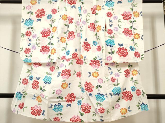 ■■■　サイズ　■■■ 【浴衣】 身丈 100cm（肩から） 裄丈 49cm（肩上げ　3cm） 袖丈 53.5cm　縫込み 1cm 袖幅 30.5cm 前幅 21.5cm 後幅 25.5cm 着物縫いこみ 内揚げ 0cm （腰上げ　8.5cm） 裄 お袖側 約1cm　身頃側 約0cm ■■■　商品詳細　■■■ 【綿100％】 状態は接写画像のように 衿・衿山・両袖前後・表地所々・裏面・紐に薄い汚れがございます。 大変上質な逸品になりますので ぜひお手入れをされてお召しになられてはいかがでしょうか。 お安く出品致しますので、是非この機会にいかがでしょうか？ ■■■　注意事項　■■■ ■モニター発色の具合により色合いが異なる場合がございます。 ■寸法は多少の誤差が生じる場合がございますのでご了承ください。 ■縫込みの長さが左右非対称の場合は短い部分を記載しております。 左右非対称であってもご返品・お値引き等の保証は出来かねますので、ご了承の上ご購入をお願い致します。 ■シミ等のチェックには注意を払っておりますが、見落としがある場合もございますし、個人の見解も様々ですので神経質な方のご購入はお控えください。 ■箪笥に入っておりました着物や帯なので畳みシワや匂いがあるものもございます。 ■お休みは基本的に土日祝となりますが、その他臨時でお休みする場合がございますのでご了承ください。 ■商品の発送は平日のみの発送となります。 ■夜間と土曜、日曜日はお問い合わせの回答が遅れる場合がございます。 ■当店では、お直し、紋入れ、お手入れ等は承っておりません。 ■生地の状態（ヤケ、経年劣化等）によってはサイズ直しが出来ない場合がございます。 その点もどうかご了承のうえ、ご購入をお願いいたします。 ■弊社で取り扱う商品は一点ものにつき、時期や在庫状況に応じて金額が変更となる場合がございます。 ■検針は行っておりません。予めご了承いただきますようお願いいたします。 ■【洗える着物】と記載のある商品におきましては、商品お届け後に洗濯を行ってしまってからのご返品にはご対応しかねます。 念の為、専門店でのお手入れをお願いいたします。 ■写真に写っている物が全てになります。それ以外の付属品はございませんのでご了承ください。 ■状態に関する写真につきましては、掲載可能な写真枚数に限りがあるため、各箇所につき1枚参考画像を掲載しております。 ■着物のサイズ目安は下記を参考ください↓ ＜女性着物＞　お端折り次第で＋5cm　−1cmが着用可能サイズ 　例）身丈170cmの場合、身長160cm〜175cm ＜男性着物＞　身丈＋約25cm〜27cm程が適応身長 　例）身丈155cmの場合、身長180〜182cm