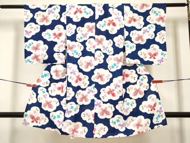 ■■■　サイズ　■■■ 【浴衣】 身丈 94.5cm（肩から） 裄丈 51.5cm（肩上げ　0cm） 袖丈 44cm　縫込み 1cm 袖幅 30.5cm 前幅 18cm 後幅 21.5cm 着物縫いこみ 内揚げ 0cm （腰上げ　0cm） 裄 お袖側 約3cm　身頃側 約2cm ■■■　商品詳細　■■■ 【綿100％】 状態は接写画像のように後身頃・下前・裏面に薄い汚れがございますがその他特に目立ったシミ汚れなどもなく大変良い状態です。 大変上質な逸品になります。 お安く出品致しますので、是非この機会にいかがでしょうか？ ※肩上げと腰上げがされておりません。 ■■■　注意事項　■■■ ■モニター発色の具合により色合いが異なる場合がございます。 ■寸法は多少の誤差が生じる場合がございますのでご了承ください。 ■縫込みの長さが左右非対称の場合は短い部分を記載しております。 左右非対称であってもご返品・お値引き等の保証は出来かねますので、ご了承の上ご購入をお願い致します。 ■シミ等のチェックには注意を払っておりますが、見落としがある場合もございますし、個人の見解も様々ですので神経質な方のご購入はお控えください。 ■箪笥に入っておりました着物や帯なので畳みシワや匂いがあるものもございます。 ■お休みは基本的に土日祝となりますが、その他臨時でお休みする場合がございますのでご了承ください。 ■商品の発送は平日のみの発送となります。 ■夜間と土曜、日曜日はお問い合わせの回答が遅れる場合がございます。 ■当店では、お直し、紋入れ、お手入れ等は承っておりません。 ■生地の状態（ヤケ、経年劣化等）によってはサイズ直しが出来ない場合がございます。 その点もどうかご了承のうえ、ご購入をお願いいたします。 ■弊社で取り扱う商品は一点ものにつき、時期や在庫状況に応じて金額が変更となる場合がございます。 ■検針は行っておりません。予めご了承いただきますようお願いいたします。 ■【洗える着物】と記載のある商品におきましては、商品お届け後に洗濯を行ってしまってからのご返品にはご対応しかねます。 念の為、専門店でのお手入れをお願いいたします。 ■写真に写っている物が全てになります。それ以外の付属品はございませんのでご了承ください。 ■状態に関する写真につきましては、掲載可能な写真枚数に限りがあるため、各箇所につき1枚参考画像を掲載しております。 ■着物のサイズ目安は下記を参考ください↓ ＜女性着物＞　お端折り次第で＋5cm　−1cmが着用可能サイズ 　例）身丈170cmの場合、身長160cm〜175cm ＜男性着物＞　身丈＋約25cm〜27cm程が適応身長 　例）身丈155cmの場合、身長180〜182cm