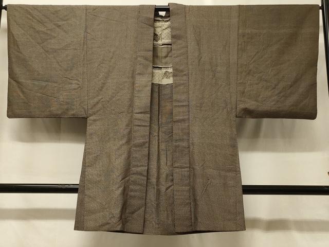■■■　サイズ　■■■ 身丈 92.5cm（肩から） 裄丈 66.5cm 袖丈 49cm　縫込み 3.5cm 袖幅 33.5cm 前幅 18.5cm 後幅 30.5cm 裄 お袖側 約1.5cm　身頃側 約1cm ■■■　商品詳細　■■■ 【正絹】 状態は接写画像のように上前・前身頃・左袖・右袖・衿裏・羽裏に薄い汚れがございますが その他特に目立ったシミ汚れなどもなく大変良い状態です。 大変上質な逸品になります。 お安く出品致しますので、是非この機会にいかがでしょうか？ ■■■　注意事項　■■■ ■モニター発色の具合により色合いが異なる場合がございます。 ■寸法は多少の誤差が生じる場合がございますのでご了承ください。 ■縫込みの長さが左右非対称の場合は短い部分を記載しております。 左右非対称であってもご返品・お値引き等の保証は出来かねますので、ご了承の上ご購入をお願い致します。 ■シミ等のチェックには注意を払っておりますが、見落としがある場合もございますし、個人の見解も様々ですので神経質な方のご購入はお控えください。 ■箪笥に入っておりました着物や帯なので畳みシワや匂いがあるものもございます。 ■お休みは基本的に土日祝となりますが、その他臨時でお休みする場合がございますのでご了承ください。 ■商品の発送は平日のみの発送となります。 ■夜間と土曜、日曜日はお問い合わせの回答が遅れる場合がございます。 ■当店では、お直し、紋入れ、お手入れ等は承っておりません。 ■生地の状態（ヤケ、経年劣化等）によってはサイズ直しが出来ない場合がございます。 その点もどうかご了承のうえ、ご購入をお願いいたします。 ■弊社で取り扱う商品は一点ものにつき、時期や在庫状況に応じて金額が変更となる場合がございます。 ■検針は行っておりません。予めご了承いただきますようお願いいたします。 ■【洗える着物】と記載のある商品におきましては、商品お届け後に洗濯を行ってしまってからのご返品にはご対応しかねます。 念の為、専門店でのお手入れをお願いいたします。 ■写真に写っている物が全てになります。それ以外の付属品はございませんのでご了承ください。 ■状態に関する写真につきましては、掲載可能な写真枚数に限りがあるため、各箇所につき1枚参考画像を掲載しております。 ■着物のサイズ目安は下記を参考ください↓ ＜女性着物＞　お端折り次第で＋5cm　－1cmが着用可能サイズ 　例）身丈170cmの場合、身長160cm～175cm ＜男性着物＞　身丈＋約25cm～27cm程が適応身長 　例）身丈155cmの場合、身長180～182cm