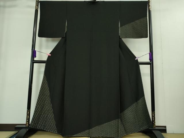 ■■■　サイズ　■■■ 身丈 159cm（肩から） 裄丈 67.5cm 袖丈 48.5cm　 縫込み 4cm 袖幅 34cm 前幅 28cm 後幅 31.5cm 着物縫いこみ 内揚げ 8cm 裄 お袖側 約 4cm　身頃側 約 2.5cm ■■■　商品詳細　■■■ 【正絹・未使用】 状態は特に目立ったシミ汚れなどもなく大変良い状態です。 大変上質な極上の逸品になります。 お安く出品致しますので、是非この機会にいかがでしょうか？ ■■■　注意事項　■■■ ■モニター発色の具合により色合いが異なる場合がございます。 ■寸法は多少の誤差が生じる場合がございますのでご了承ください。 ■縫込みの長さが左右非対称の場合は短い部分を記載しております。 左右非対称であってもご返品・お値引き等の保証は出来かねますので、ご了承の上ご購入をお願い致します。 ■シミ等のチェックには注意を払っておりますが、見落としがある場合もございますし、個人の見解も様々ですので神経質な方のご購入はお控えください。 ■箪笥に入っておりました着物や帯なので畳みシワや匂いがあるものもございます。 ■お休みは基本的に土日祝となりますが、その他臨時でお休みする場合がございますのでご了承ください。 ■商品の発送は平日のみの発送となります。 ■夜間と土曜、日曜日はお問い合わせの回答が遅れる場合がございます。 ■当店では、お直し、紋入れ、お手入れ等は承っておりません。 ■生地の状態（ヤケ、経年劣化等）によってはサイズ直しが出来ない場合がございます。 その点もどうかご了承のうえ、ご購入をお願いいたします。 ■弊社で取り扱う商品は一点ものにつき、時期や在庫状況に応じて金額が変更となる場合がございます。 ■検針は行っておりません。予めご了承いただきますようお願いいたします。 ■【洗える着物】と記載のある商品におきましては、商品お届け後に洗濯を行ってしまってからのご返品にはご対応しかねます。 念の為、専門店でのお手入れをお願いいたします。 ■着物のサイズ目安は下記を参考ください↓ ＜女性着物＞　お端折り次第で＋5?　−10?が着用可能サイズ 　例）身丈170?の場合、身長160?〜175? ＜男性着物＞　身丈＋約25?〜27?程が適応身長 　例）身丈155?の場合、身長180〜182?