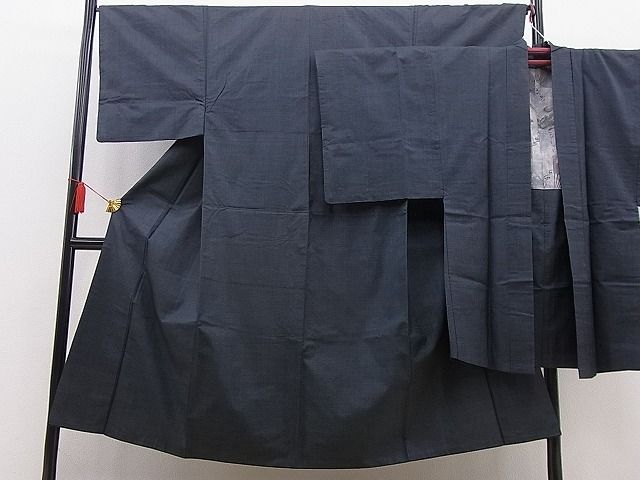 ■■■　サイズ　■■■ 【着物】 身丈 141cm（肩から） 裄丈 66.5cm 袖丈 49cm 縫込み 1.5cm 袖幅 33.5cm 前幅 27cm 後幅 30cm 着物縫いこみ 内揚げ 3.5cm 裄 お袖側 約1.5cm　身頃側 約1cm 【羽織】 身丈 94cm（肩から） 裄丈 67cm 袖丈 49cm 縫込み 1.5cm 袖幅 34cm 前幅 19cm 後幅 30cm 裄 お袖側 約2cm　身頃側 約1cm ■■■　商品詳細　■■■ 【正絹】 着物の状態は接写画像のように 表地所々に薄い汚れがございます。 羽織の状態は接写画像のように 表地所々に薄い汚れがございます。 大変上質な逸品になりますので ぜひお手入れをされてお召しになられてはいかがでしょうか。 お安く出品致しますので、是非この機会にいかがでしょうか？ ■■■　注意事項　■■■ ■当店は在庫保管場所・発送場所が異なる関係上、同梱での発送ができかねます。 複数点ご購入の場合は、お手数ですが1点ずつ購入手続きをお願いいたします。 ■モニター発色の具合により色合いが異なる場合がございます。 ■寸法は多少の誤差が生じる場合がございますのでご了承ください。 ■シミ等のチェックには注意を払っておりますが、見落としがある場合もございますし、個人の見解も様々ですので神経質な方のご購入はお控えください。 ■箪笥に入っておりました着物や帯なので畳みシワや匂いがあるものもございます。 ■お休みは基本的に土日祝となりますが、その他臨時でお休みする場合がございますのでご了承ください。 ■商品の発送は平日のみの発送となります。 ■夜間と土曜、日曜日はお問い合わせの回答が遅れる場合がございます。 ■当店では、お直し、紋入れ、お手入れ等は承っておりません。 ■生地の状態（ヤケ、経年劣化等）によってはサイズ直しが出来ない場合がございます。 その点もどうかご了承のうえ、ご購入をお願いいたします。 ■着物のサイズ目安は下記を参考ください↓ ＜女性着物＞　身長-10cm+5cmが着用可能サイズ(お端折り次第) 　例）身長160cmの方→着物身丈150cm〜165cm ＜男性着物＞　身長-27cm ±5cmが着用可能サイズ 　例）身長170cmの方→着物身丈138cm〜148cm