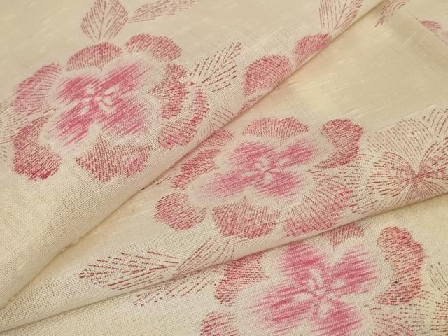 ■■■　サイズ　■■■ 身丈 154.5cm（肩から） 裄丈 62.5cm 袖丈 43.5cm　縫込み 1.5cm 袖幅 32cm 前幅 24cm 後幅 30cm 着物縫いこみ 内揚げ 0cm 裄 お袖側 約3cm　身頃側 約3.5cm ■■■　商品詳細　■■■ 【交織】 状態は接写画像のように衿裏・衿・袖口に薄い汚れがございますが その他特に目立ったシミ汚れなどもなく大変良い状態です。 お安く出品致しますので、是非この機会にいかがでしょうか？ ■■■　注意事項　■■■ ■モニター発色の具合により色合いが異なる場合がございます。 ■寸法は多少の誤差が生じる場合がございますのでご了承ください。 ■縫込みの長さが左右非対称の場合は短い部分を記載しております。 左右非対称であってもご返品・お値引き等の保証は出来かねますので、ご了承の上ご購入をお願い致します。 ■シミ等のチェックには注意を払っておりますが、見落としがある場合もございますし、個人の見解も様々ですので神経質な方のご購入はお控えください。 ■箪笥に入っておりました着物や帯なので畳みシワや匂いがあるものもございます。 ■お休みは基本的に土日祝となりますが、その他臨時でお休みする場合がございますのでご了承ください。 ■商品の発送は平日のみの発送となります。 ■夜間と土曜、日曜日はお問い合わせの回答が遅れる場合がございます。 ■当店では、お直し、紋入れ、お手入れ等は承っておりません。 ■生地の状態（ヤケ、経年劣化等）によってはサイズ直しが出来ない場合がございます。 その点もどうかご了承のうえ、ご購入をお願いいたします。 ■弊社で取り扱う商品は一点ものにつき、時期や在庫状況に応じて金額が変更となる場合がございます。 ■検針は行っておりません。予めご了承いただきますようお願いいたします。 ■【洗える着物】と記載のある商品におきましては、商品お届け後に洗濯を行ってしまってからのご返品にはご対応しかねます。 念の為、専門店でのお手入れをお願いいたします。 ■写真に写っている物が全てになります。それ以外の付属品はございませんのでご了承ください。 ■状態に関する写真につきましては、掲載可能な写真枚数に限りがあるため、各箇所につき1枚参考画像を掲載しております。 ■着物のサイズ目安は下記を参考ください↓ ＜女性着物＞　お端折り次第で＋5cm　－1cmが着用可能サイズ 　例）身丈170cmの場合、身長160cm～175cm ＜男性着物＞　身丈＋約25cm～27cm程が適応身長 　例）身丈155cmの場合、身長180～182cm