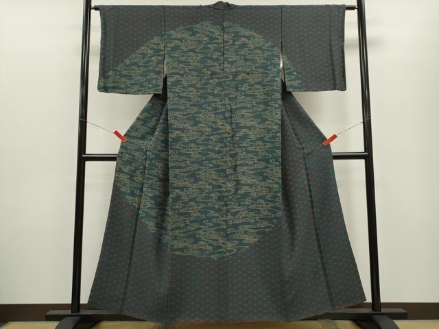 ■■■　サイズ　■■■ 身丈 155cm（肩から） 裄丈 62.5cm 袖丈 47.5cm　縫込み 5.5cm 袖幅 32cm 前幅 23cm 後幅 28.5cm 着物縫いこみ 内揚げ 4.5cm 裄 お袖側 約1cm　身頃側 約3.5cm ■■■　商品詳細　■■■ 【正絹】 状態は接写画像のように衿山に薄い汚れがございますが その他特に目立ったシミ汚れなどもなく大変良い状態です。 大変上質な逸品になります。 お安く出品致しますので、是非この機会にいかがでしょうか？ ■■■　注意事項　■■■ ■モニター発色の具合により色合いが異なる場合がございます。 ■寸法は多少の誤差が生じる場合がございますのでご了承ください。 ■縫込みの長さが左右非対称の場合は短い部分を記載しております。 左右非対称であってもご返品・お値引き等の保証は出来かねますので、ご了承の上ご購入をお願い致します。 ■シミ等のチェックには注意を払っておりますが、見落としがある場合もございますし、個人の見解も様々ですので神経質な方のご購入はお控えください。 ■箪笥に入っておりました着物や帯なので畳みシワや匂いがあるものもございます。 ■お休みは基本的に土日祝となりますが、その他臨時でお休みする場合がございますのでご了承ください。 ■商品の発送は平日のみの発送となります。 ■夜間と土曜、日曜日はお問い合わせの回答が遅れる場合がございます。 ■当店では、お直し、紋入れ、お手入れ等は承っておりません。 ■生地の状態（ヤケ、経年劣化等）によってはサイズ直しが出来ない場合がございます。 その点もどうかご了承のうえ、ご購入をお願いいたします。 ■弊社で取り扱う商品は一点ものにつき、時期や在庫状況に応じて金額が変更となる場合がございます。 ■検針は行っておりません。予めご了承いただきますようお願いいたします。 ■【洗える着物】と記載のある商品におきましては、商品お届け後に洗濯を行ってしまってからのご返品にはご対応しかねます。 念の為、専門店でのお手入れをお願いいたします。 ■写真に写っている物が全てになります。それ以外の付属品はございませんのでご了承ください。 ■状態に関する写真につきましては、掲載可能な写真枚数に限りがあるため、各箇所につき1枚参考画像を掲載しております。 ■着物のサイズ目安は下記を参考ください↓ ＜女性着物＞　お端折り次第で＋5cm　－1cmが着用可能サイズ 　例）身丈170cmの場合、身長160cm～175cm ＜男性着物＞　身丈＋約25cm～27cm程が適応身長 　例）身丈155cmの場合、身長180～182cm
