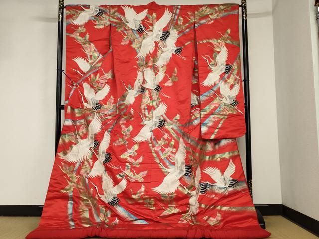 ■■■　サイズ　■■■ 身丈 189cm（肩から） 裄丈 65.5cm 袖丈 103cm　縫込み 2.5cm 袖幅 32.5cm 前幅 24.5cm 後幅 31cm 着物縫いこみ 内揚げ 0cm 裄 お袖側 約2.5cm　身頃側 約0cm ■■■　商品詳細　■■■ 【正絹・ふき綿仕立て】 状態は接写画像のようにふき綿部分・袖口・衿裏・胴裏に薄い汚れ、表地に汚れがございますが その他特に目立ったシミ汚れなどもなく大変良い状態です。 大変上質な逸品になります。 お安く出品致しますので、是非この機会にいかがでしょうか？ ※若干たたみシワがございます。 ■■■　注意事項　■■■ ■モニター発色の具合により色合いが異なる場合がございます。 ■寸法は多少の誤差が生じる場合がございますのでご了承ください。 ■縫込みの長さが左右非対称の場合は短い部分を記載しております。 左右非対称であってもご返品・お値引き等の保証は出来かねますので、ご了承の上ご購入をお願い致します。 ■シミ等のチェックには注意を払っておりますが、見落としがある場合もございますし、個人の見解も様々ですので神経質な方のご購入はお控えください。 ■箪笥に入っておりました着物や帯なので畳みシワや匂いがあるものもございます。 ■お休みは基本的に土日祝となりますが、その他臨時でお休みする場合がございますのでご了承ください。 ■商品の発送は平日のみの発送となります。 ■夜間と土曜、日曜日はお問い合わせの回答が遅れる場合がございます。 ■当店では、お直し、紋入れ、お手入れ等は承っておりません。 ■生地の状態（ヤケ、経年劣化等）によってはサイズ直しが出来ない場合がございます。 その点もどうかご了承のうえ、ご購入をお願いいたします。 ■弊社で取り扱う商品は一点ものにつき、時期や在庫状況に応じて金額が変更となる場合がございます。 ■検針は行っておりません。予めご了承いただきますようお願いいたします。 ■【洗える着物】と記載のある商品におきましては、商品お届け後に洗濯を行ってしまってからのご返品にはご対応しかねます。 念の為、専門店でのお手入れをお願いいたします。 ■着物のサイズ目安は下記を参考ください↓ ＜女性着物＞　お端折り次第で＋5?　−10?が着用可能サイズ 　例）身丈170?の場合、身長160?〜175? ＜男性着物＞　身丈＋約25?〜27?程が適応身長 　例）身丈155?の場合、身長180〜182?