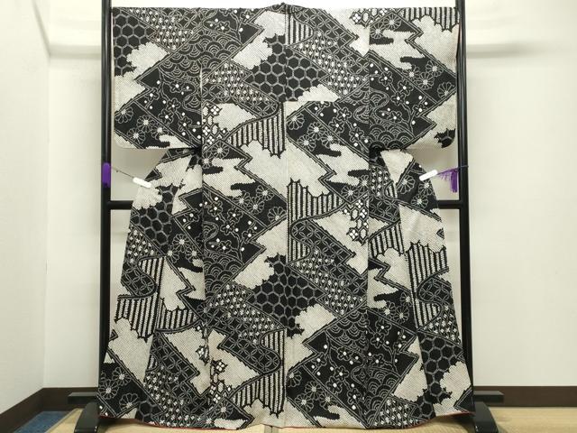 ■■■　サイズ　■■■ 身丈 165cm（肩から） 裄丈 69cm 袖丈 56.5cm　縫込み 3.5cm 袖幅 35cm 前幅 28cm 後幅 33.5cm 着物縫いこみ 内揚げ 3.5cm 裄 お袖側 約1cm　身頃側 約1cm ■■■　商品詳細　■■■ 【正絹】 状態は特に目立ったシミ汚れなどもなく大変良い状態です。 染織学的には「刺繍」のカテゴリーに入り、 日本では「染め」として認識される「本疋田絞り」は、 一粒一粒の絞りが細かい上に深く、 尖った先だけしか染まらず白地の部分が多いのが特徴です。 大変上質な逸品になります。 お安く出品致しますので、是非この機会にいかがでしょうか？ ■■■　注意事項　■■■ ■モニター発色の具合により色合いが異なる場合がございます。 ■寸法は多少の誤差が生じる場合がございますのでご了承ください。 ■縫込みの長さが左右非対称の場合は短い部分を記載しております。 左右非対称であってもご返品・お値引き等の保証は出来かねますので、ご了承の上ご購入をお願い致します。 ■シミ等のチェックには注意を払っておりますが、見落としがある場合もございますし、個人の見解も様々ですので神経質な方のご購入はお控えください。 ■箪笥に入っておりました着物や帯なので畳みシワや匂いがあるものもございます。 ■お休みは基本的に土日祝となりますが、その他臨時でお休みする場合がございますのでご了承ください。 ■商品の発送は平日のみの発送となります。 ■夜間と土曜、日曜日はお問い合わせの回答が遅れる場合がございます。 ■当店では、お直し、紋入れ、お手入れ等は承っておりません。 ■生地の状態（ヤケ、経年劣化等）によってはサイズ直しが出来ない場合がございます。 その点もどうかご了承のうえ、ご購入をお願いいたします。 ■弊社で取り扱う商品は一点ものにつき、時期や在庫状況に応じて金額が変更となる場合がございます。 ■検針は行っておりません。予めご了承いただきますようお願いいたします。 ■【洗える着物】と記載のある商品におきましては、商品お届け後に洗濯を行ってしまってからのご返品にはご対応しかねます。 念の為、専門店でのお手入れをお願いいたします。 ■着物のサイズ目安は下記を参考ください↓ ＜女性着物＞　お端折り次第で＋5cm　−1cmが着用可能サイズ 　例）身丈170cmの場合、身長160cm〜175cm ＜男性着物＞　身丈＋約25cm〜27cm程が適応身長 　例）身丈155cmの場合、身長180〜182cm